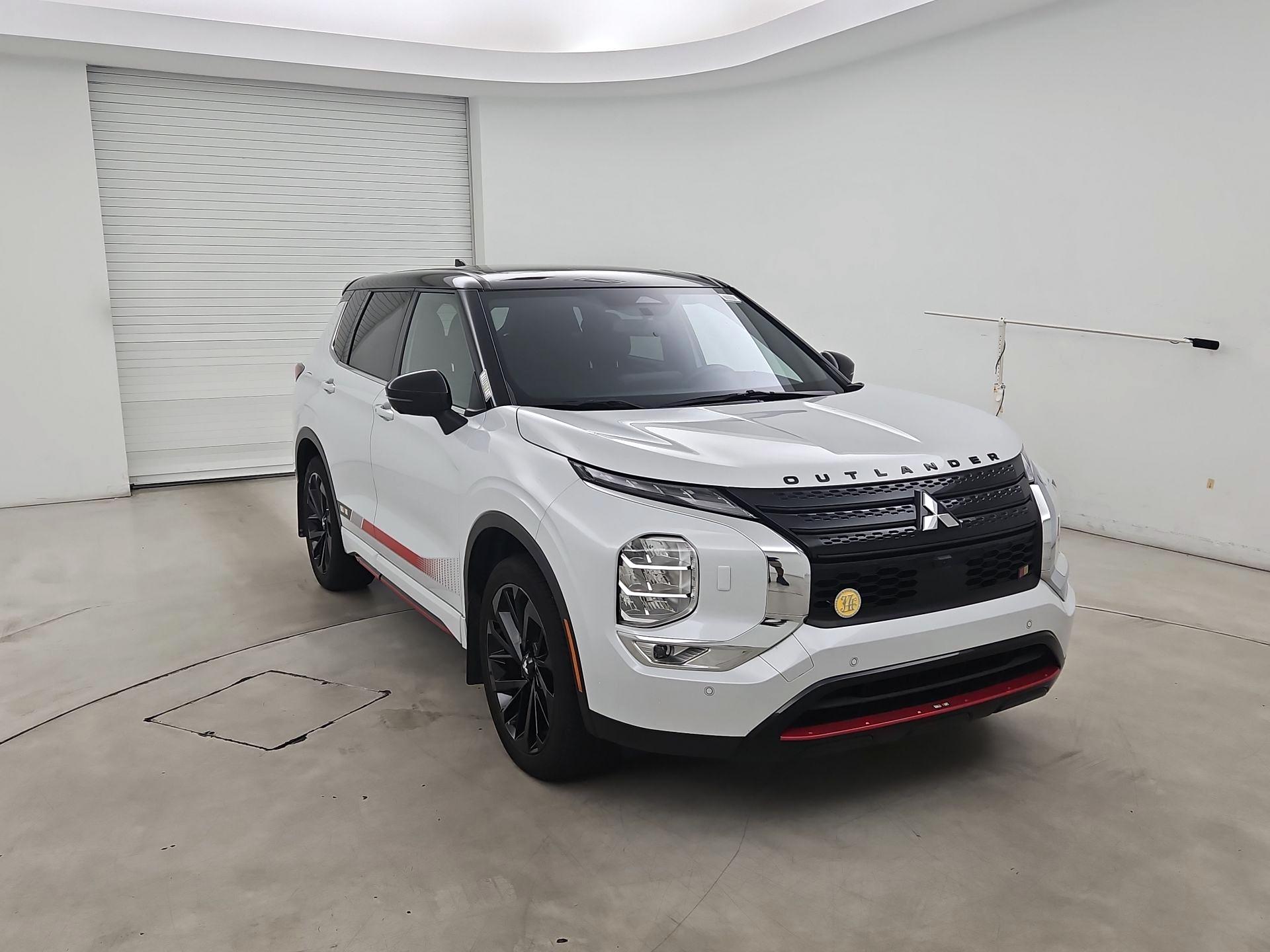 White 2024 Mitsubishi Outlander SUV / Crossover  Automatic