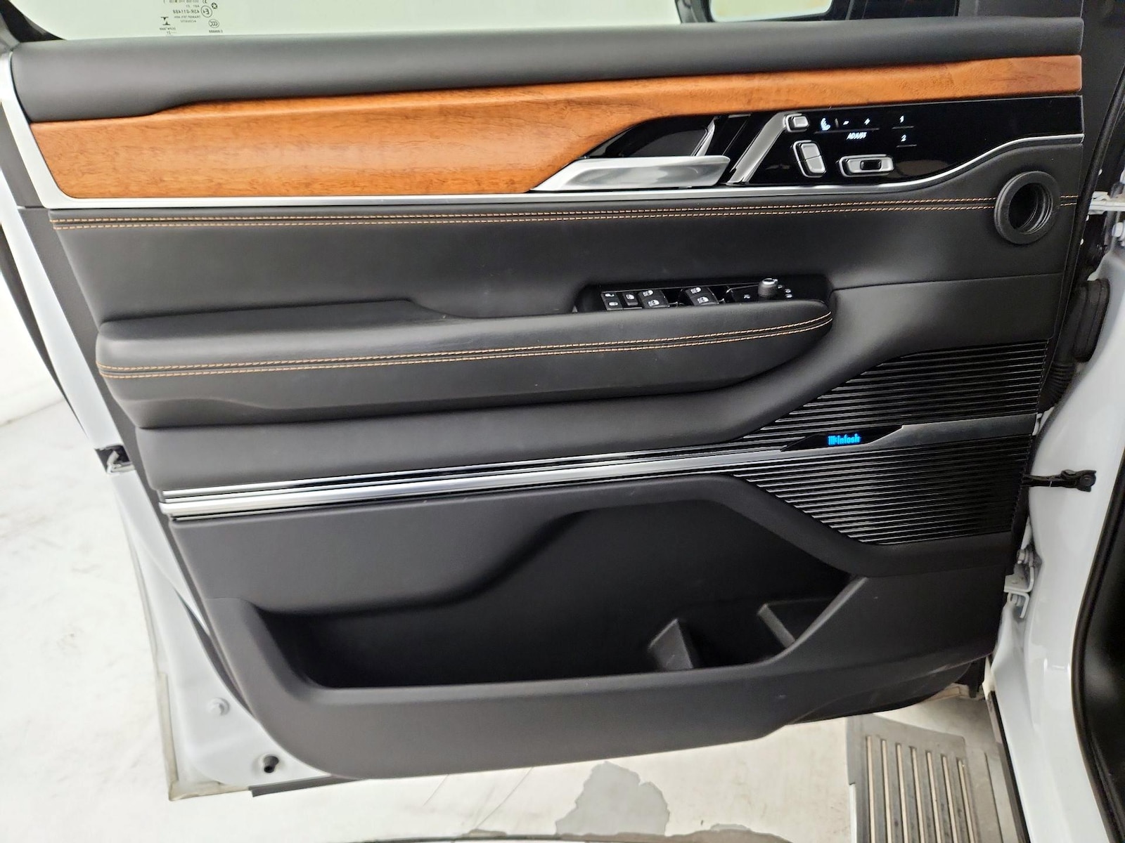 2022 Jeep Grand Wagoneer Series III - Photo 11