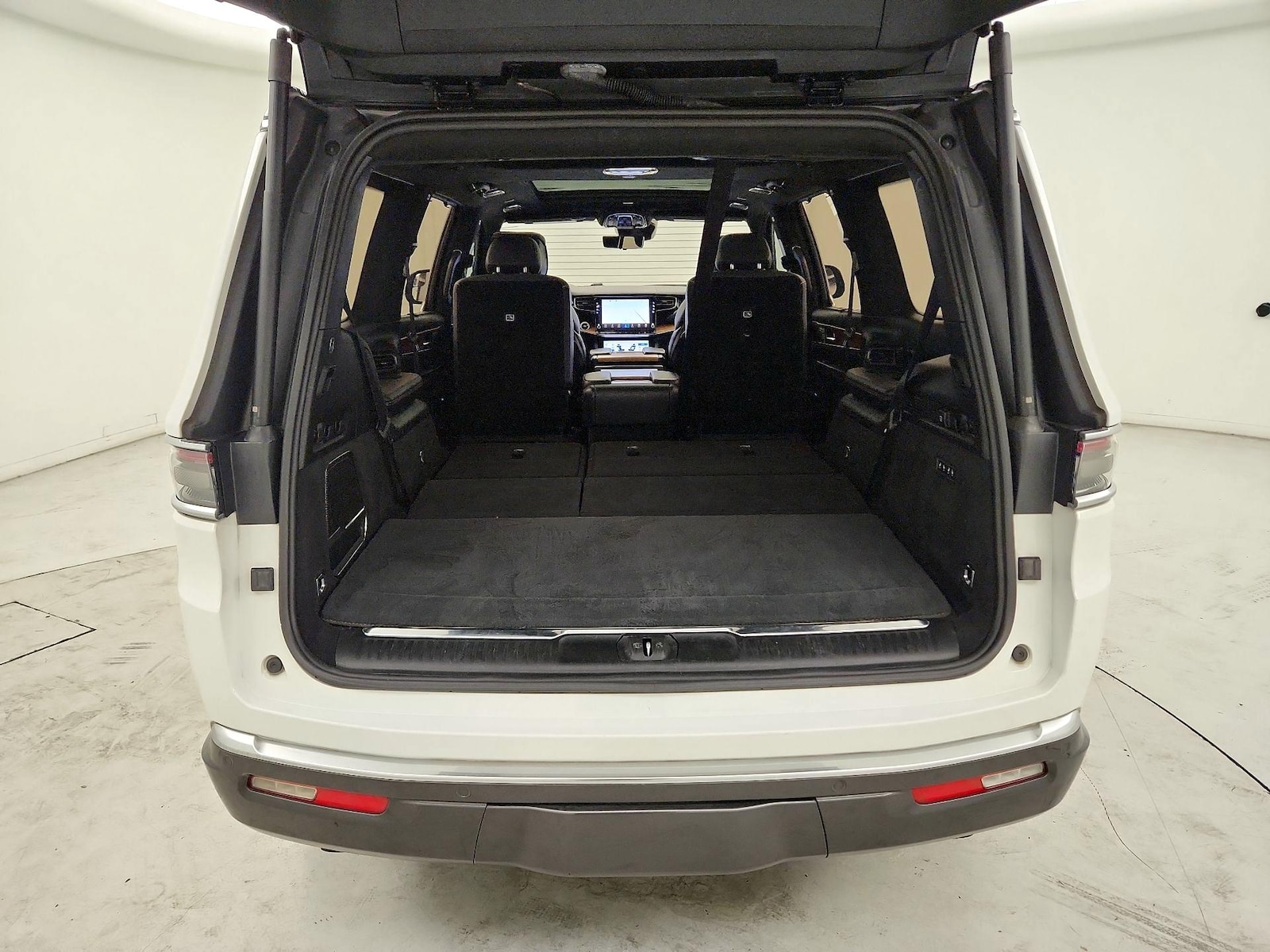 2022 Jeep Grand Wagoneer Series III - Photo 23