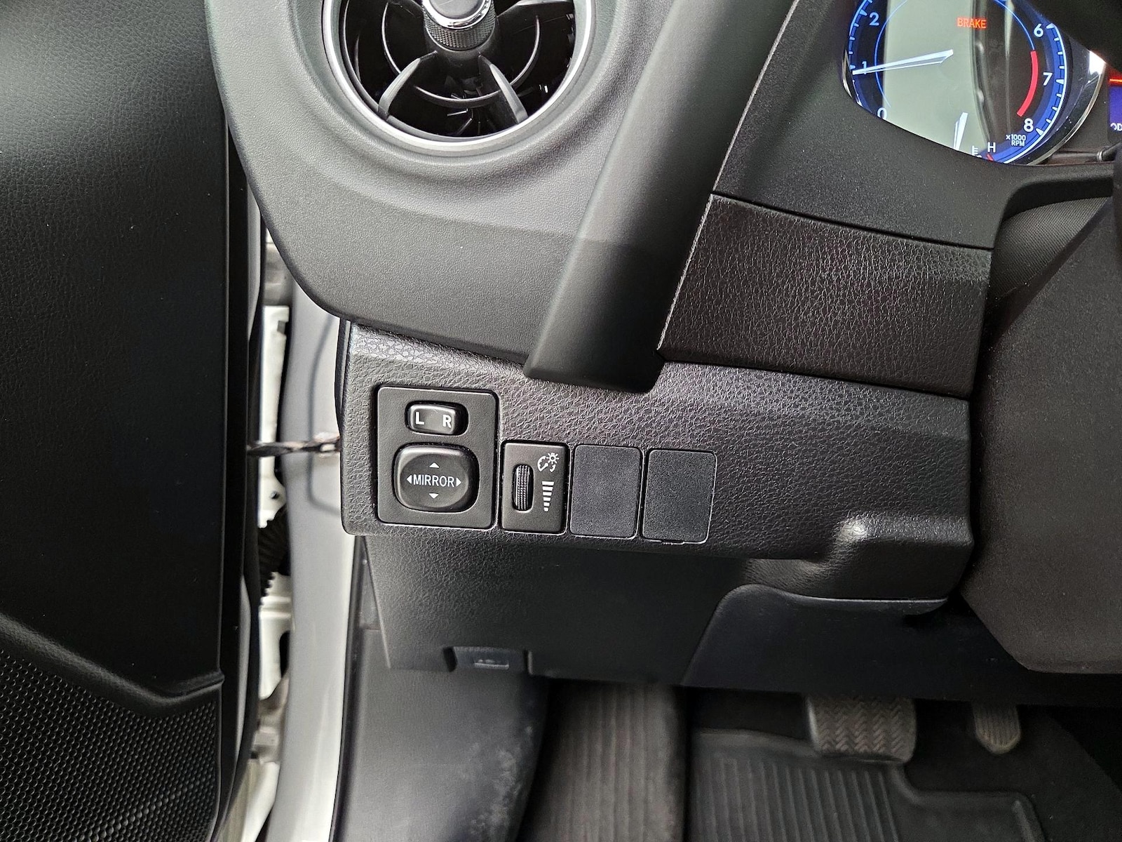 2019 Toyota Corolla LE - Photo 14