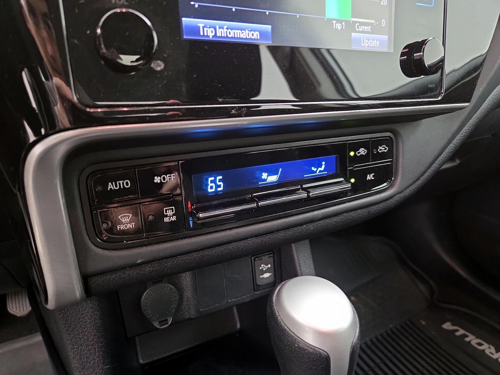 2019 Toyota Corolla LE - Photo 17