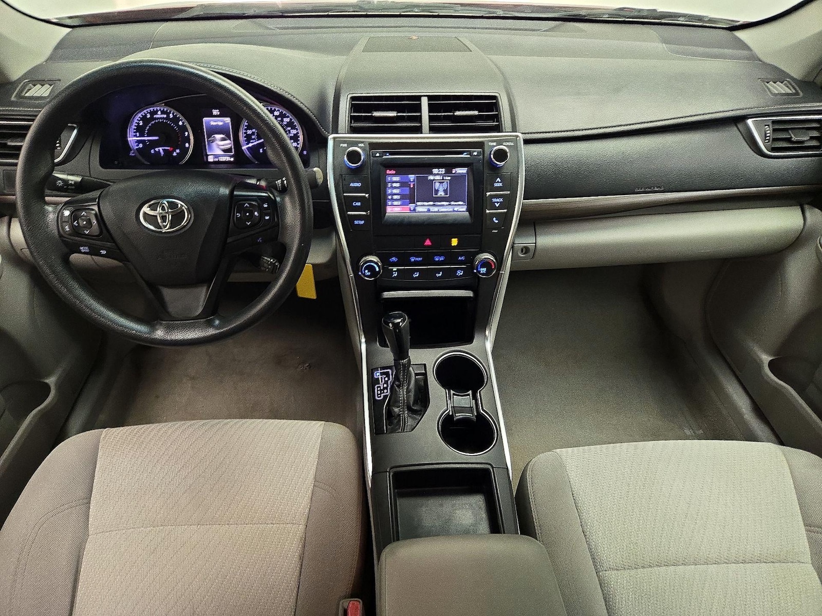 2016 Toyota Camry LE - Photo 10