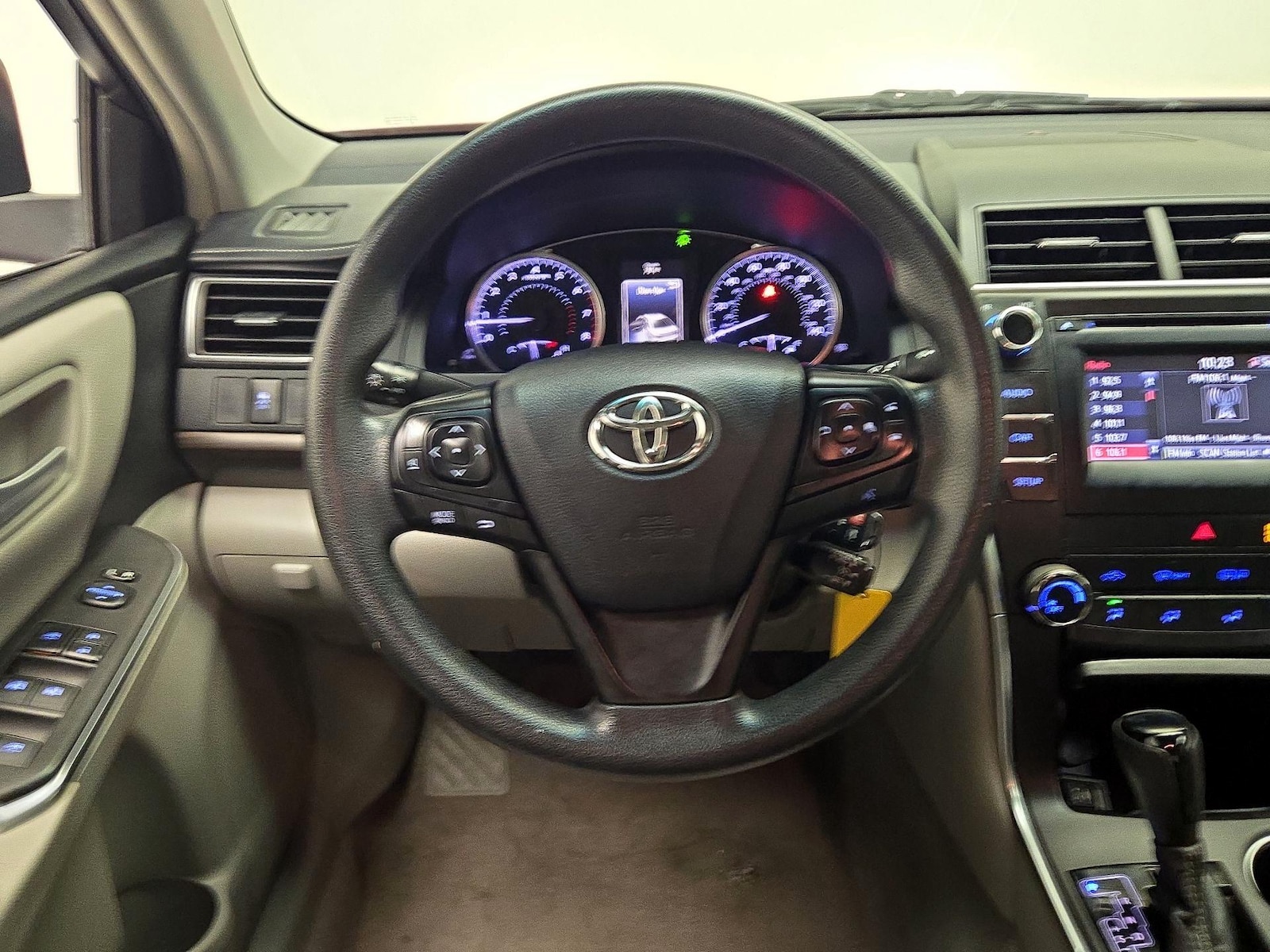 2016 Toyota Camry LE - Photo 11