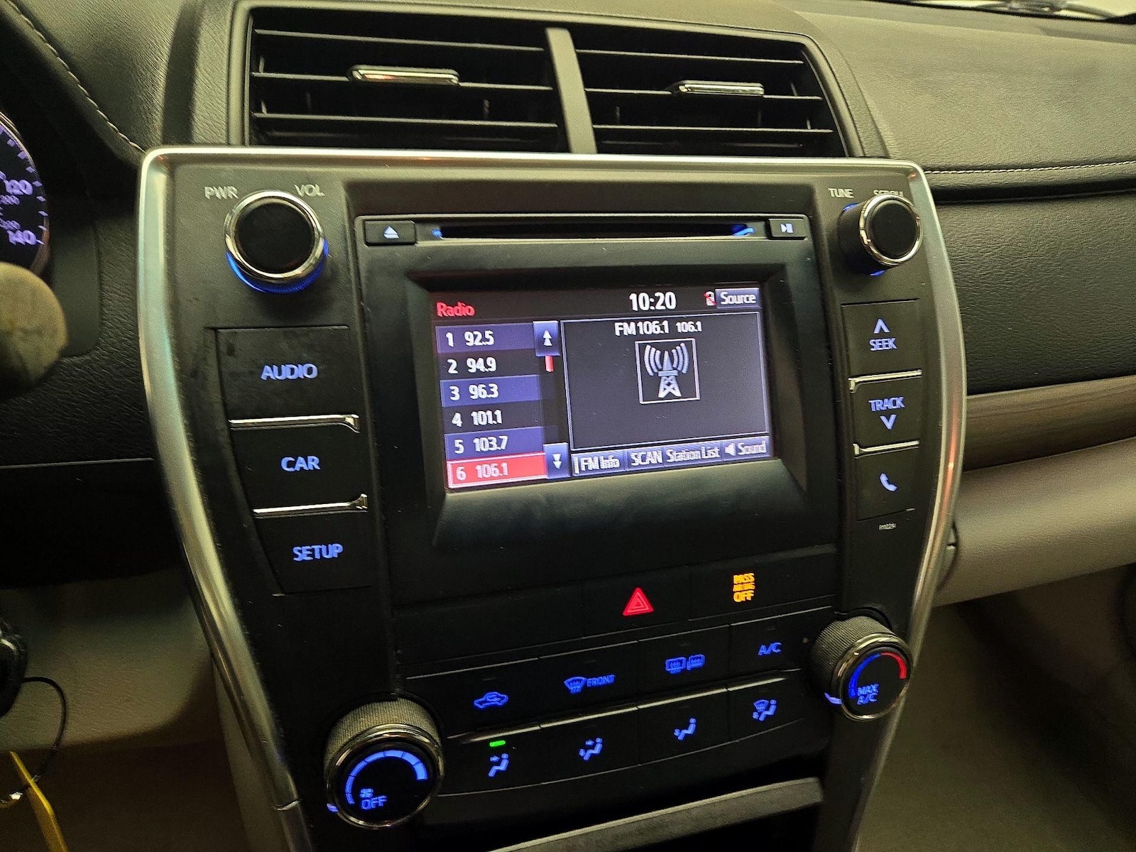 2016 Toyota Camry LE - Photo 16