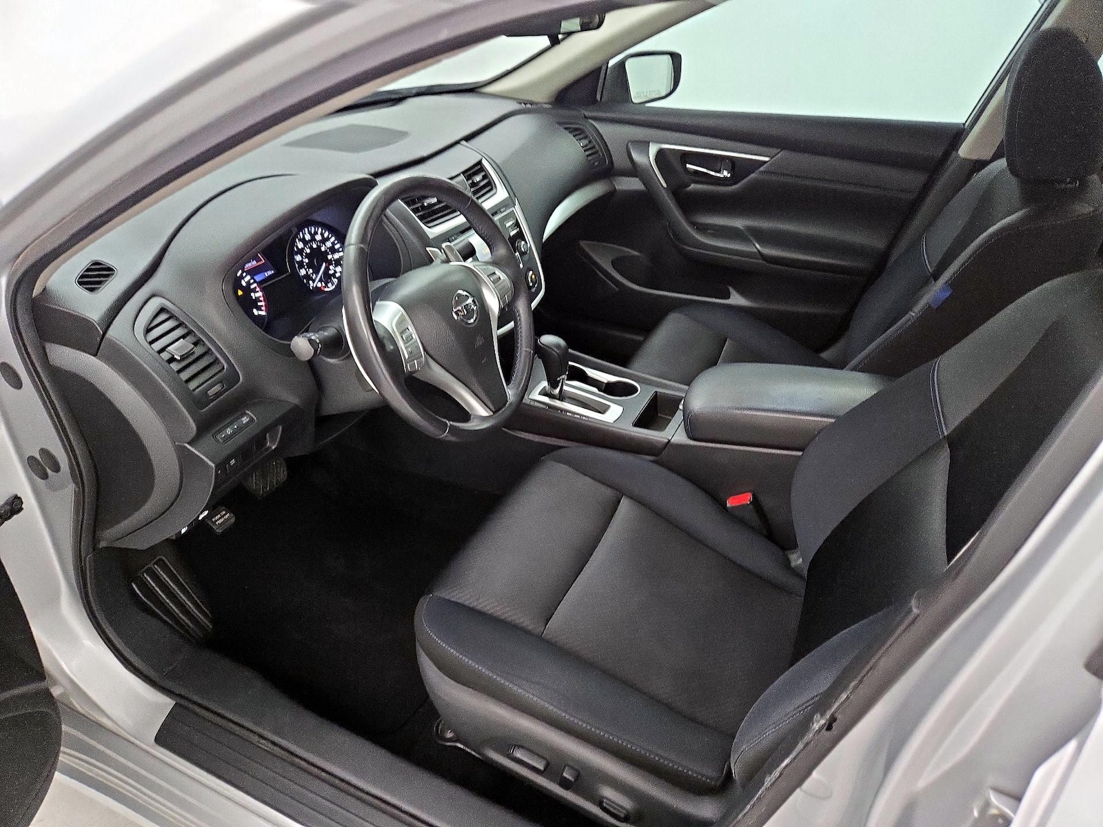 2017 Nissan Altima SR - Photo 12