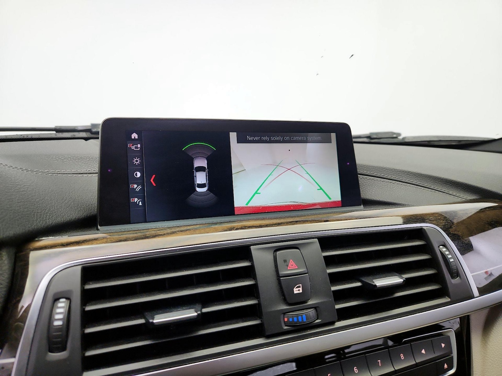 2018 BMW 3 Series 330e - Photo 16