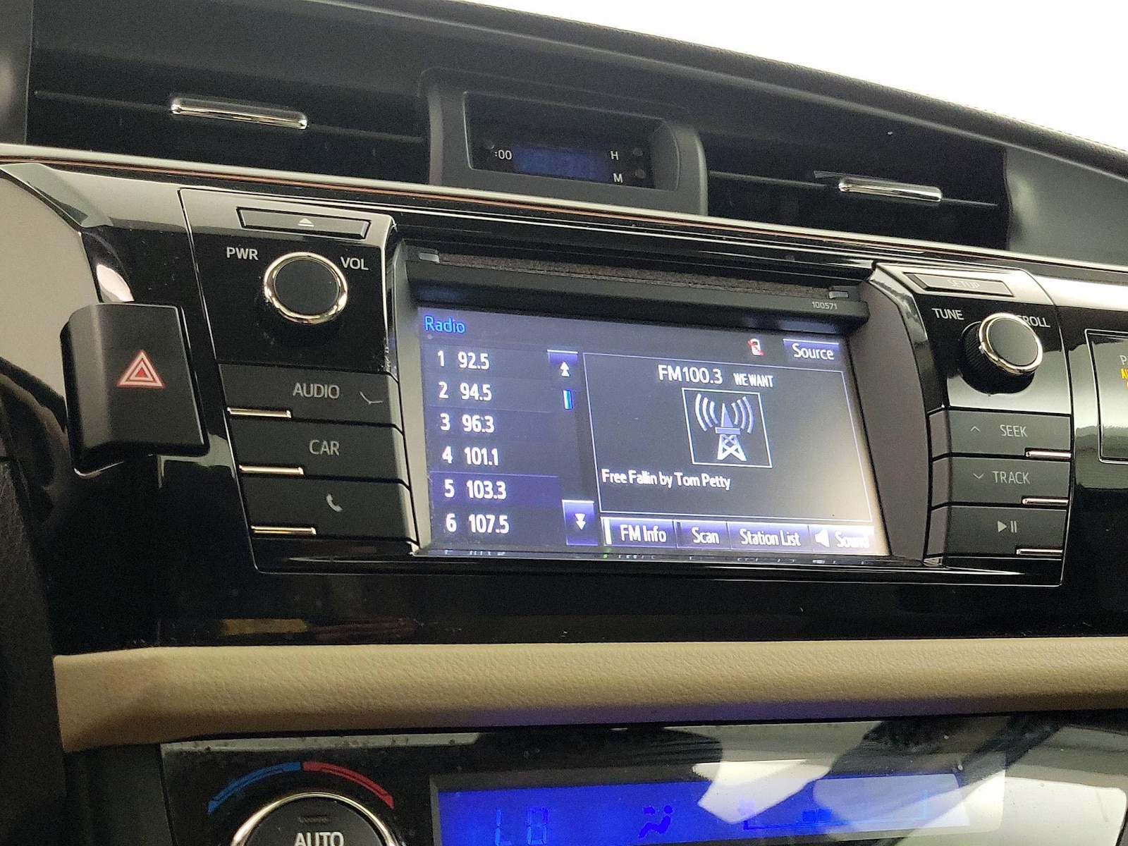 2016 Toyota Corolla LE - Photo 16