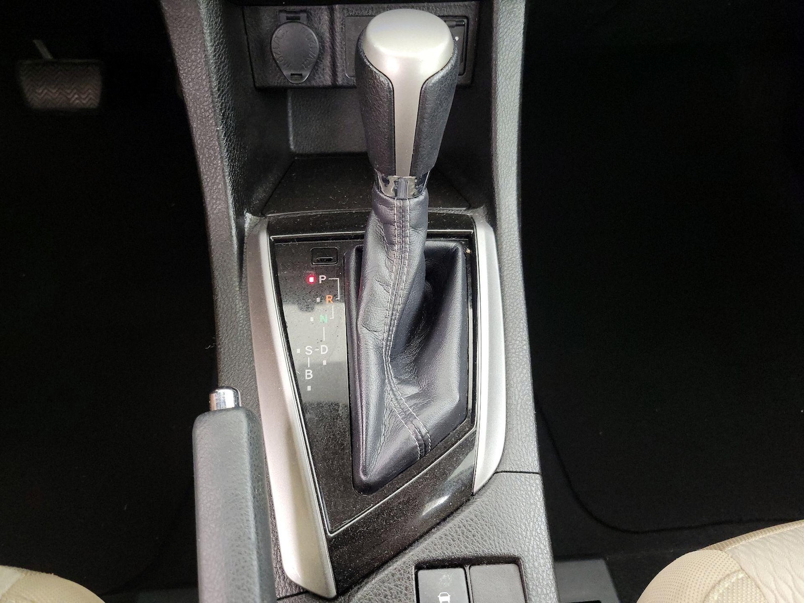 2016 Toyota Corolla LE - Photo 18