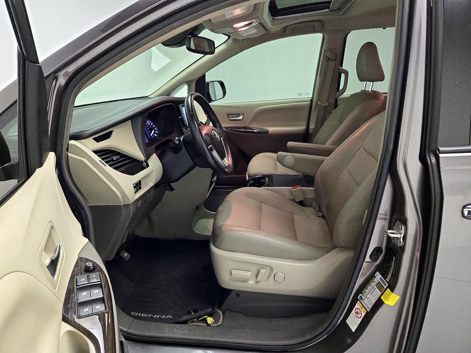2019 Toyota Sienna XLE - Photo 12