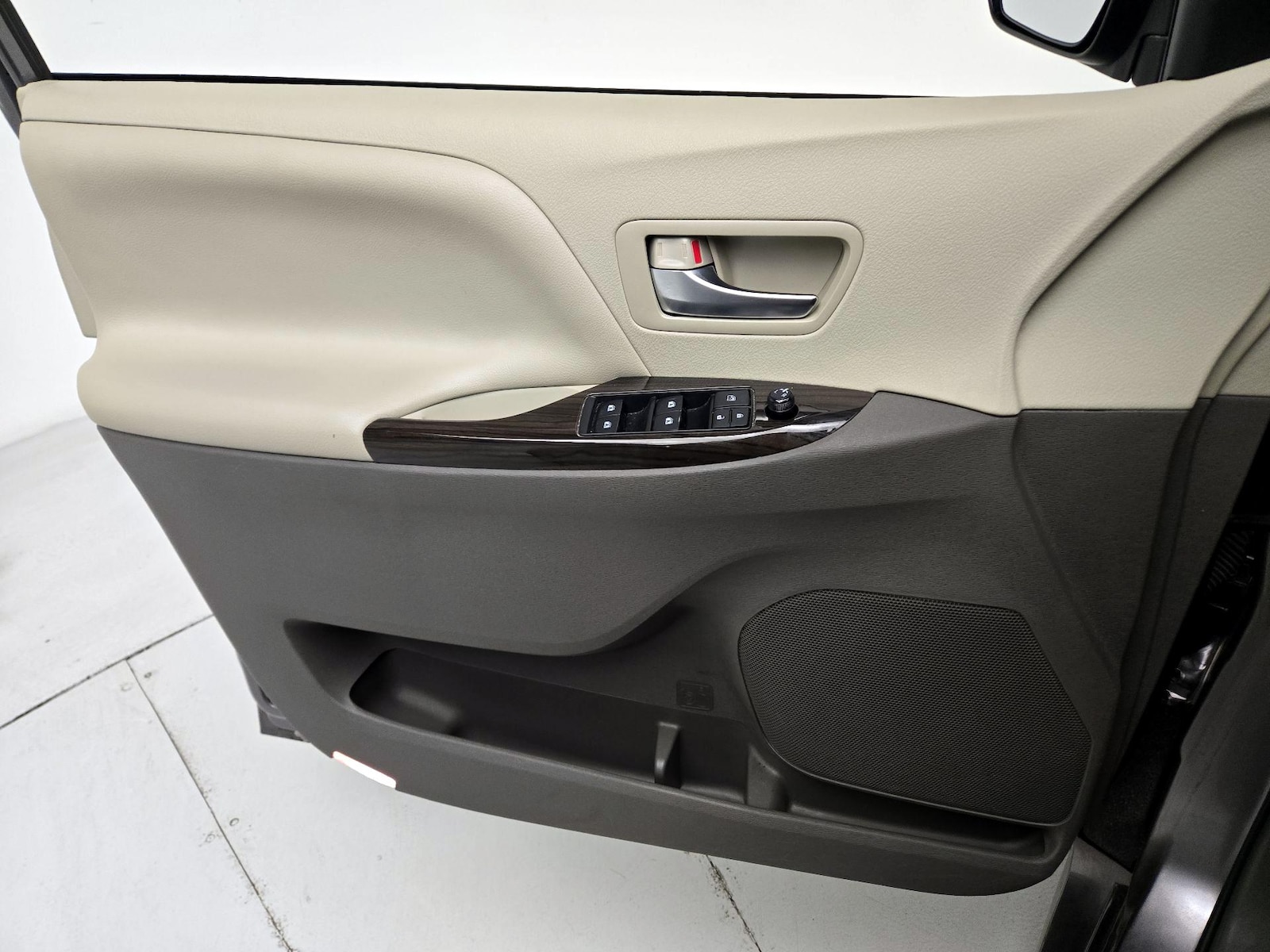 2019 Toyota Sienna XLE - Photo 13
