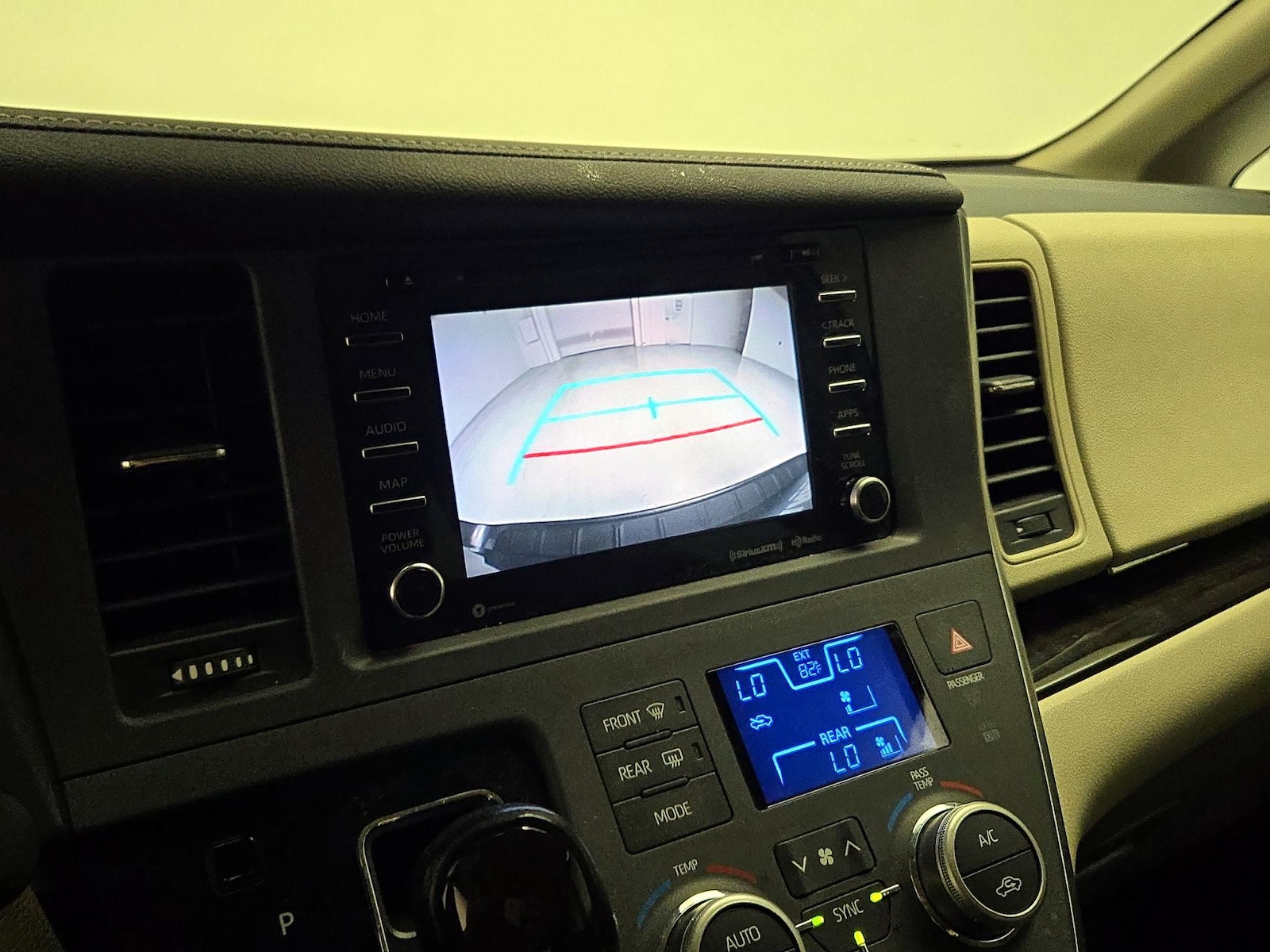 2019 Toyota Sienna XLE - Photo 16