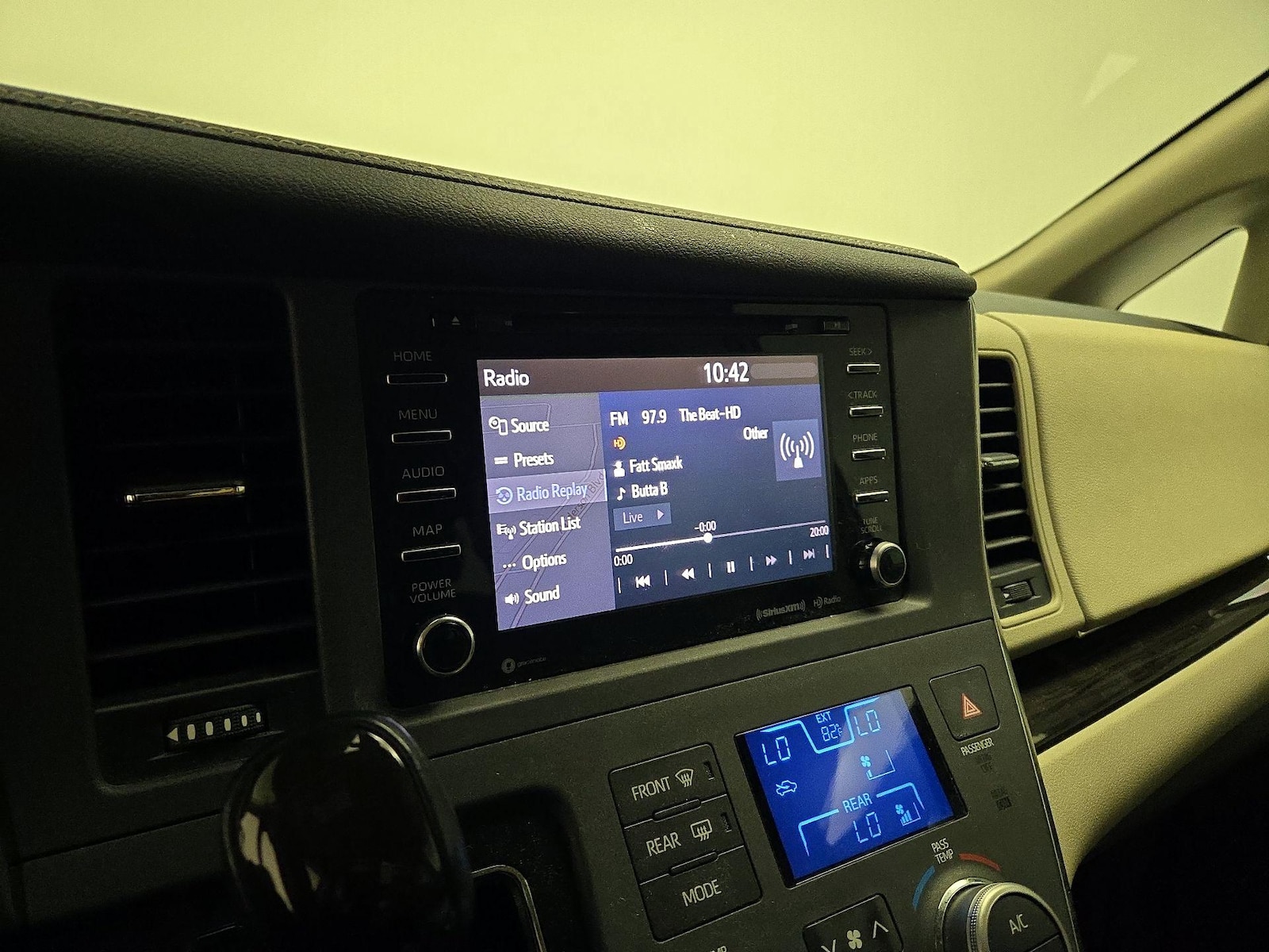 2019 Toyota Sienna XLE - Photo 17