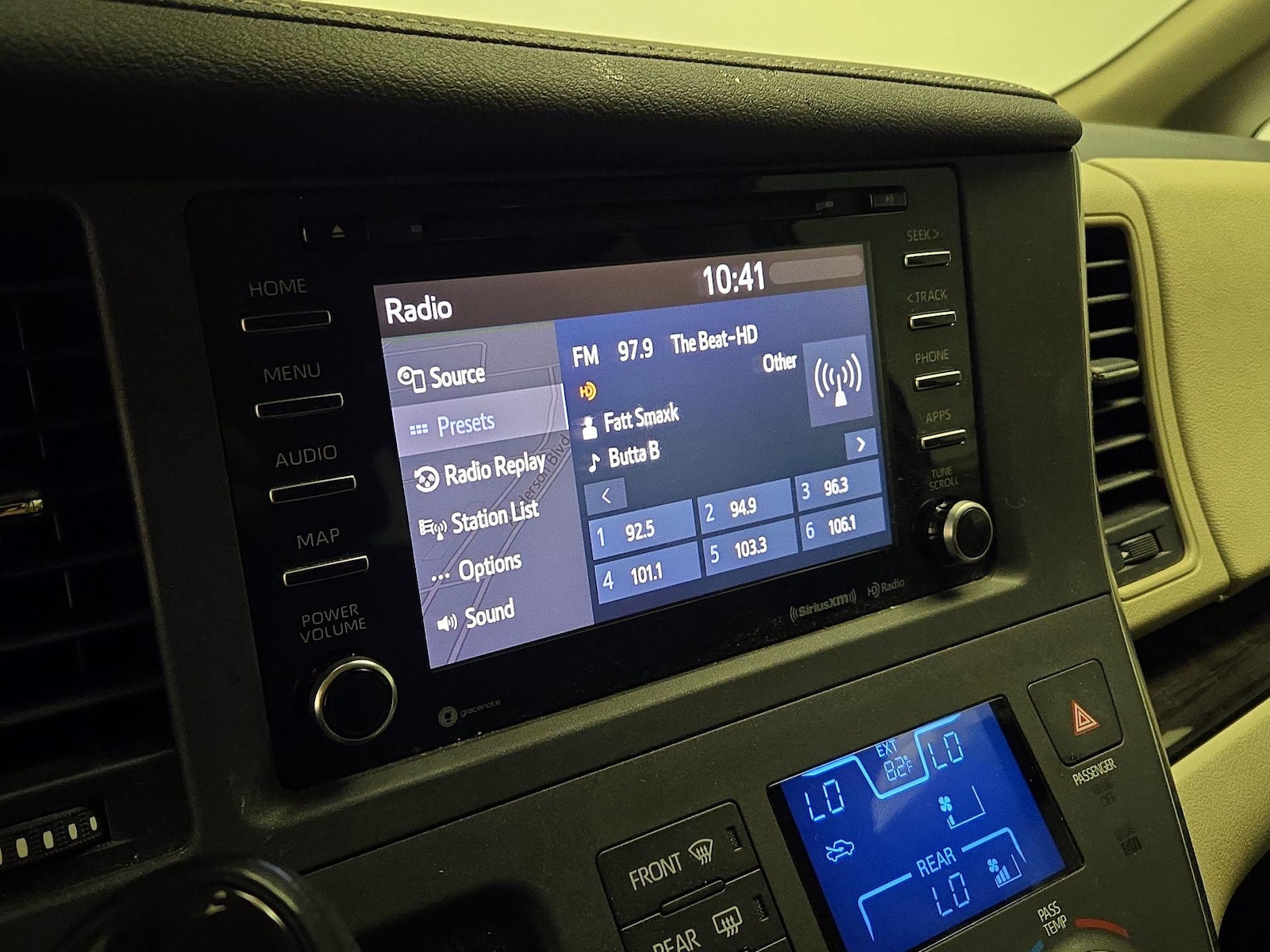 2019 Toyota Sienna XLE - Photo 18