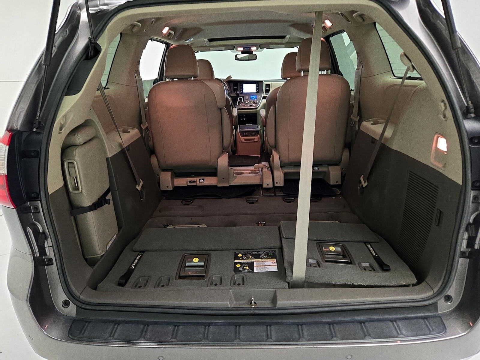 2019 Toyota Sienna XLE - Photo 25