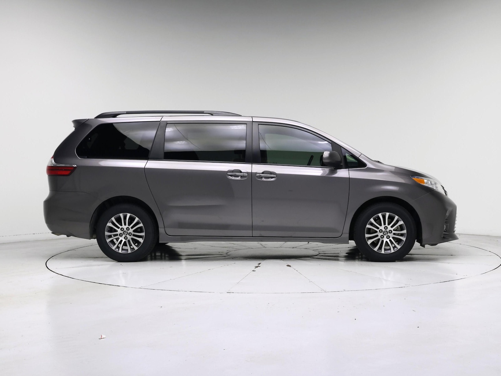 2019 Toyota Sienna XLE - Photo 8