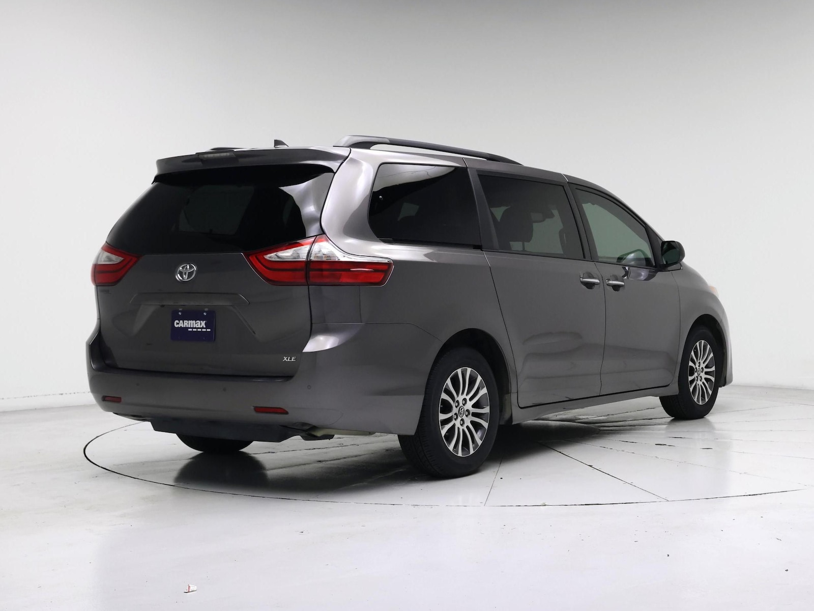 2019 Toyota Sienna XLE - Photo 9