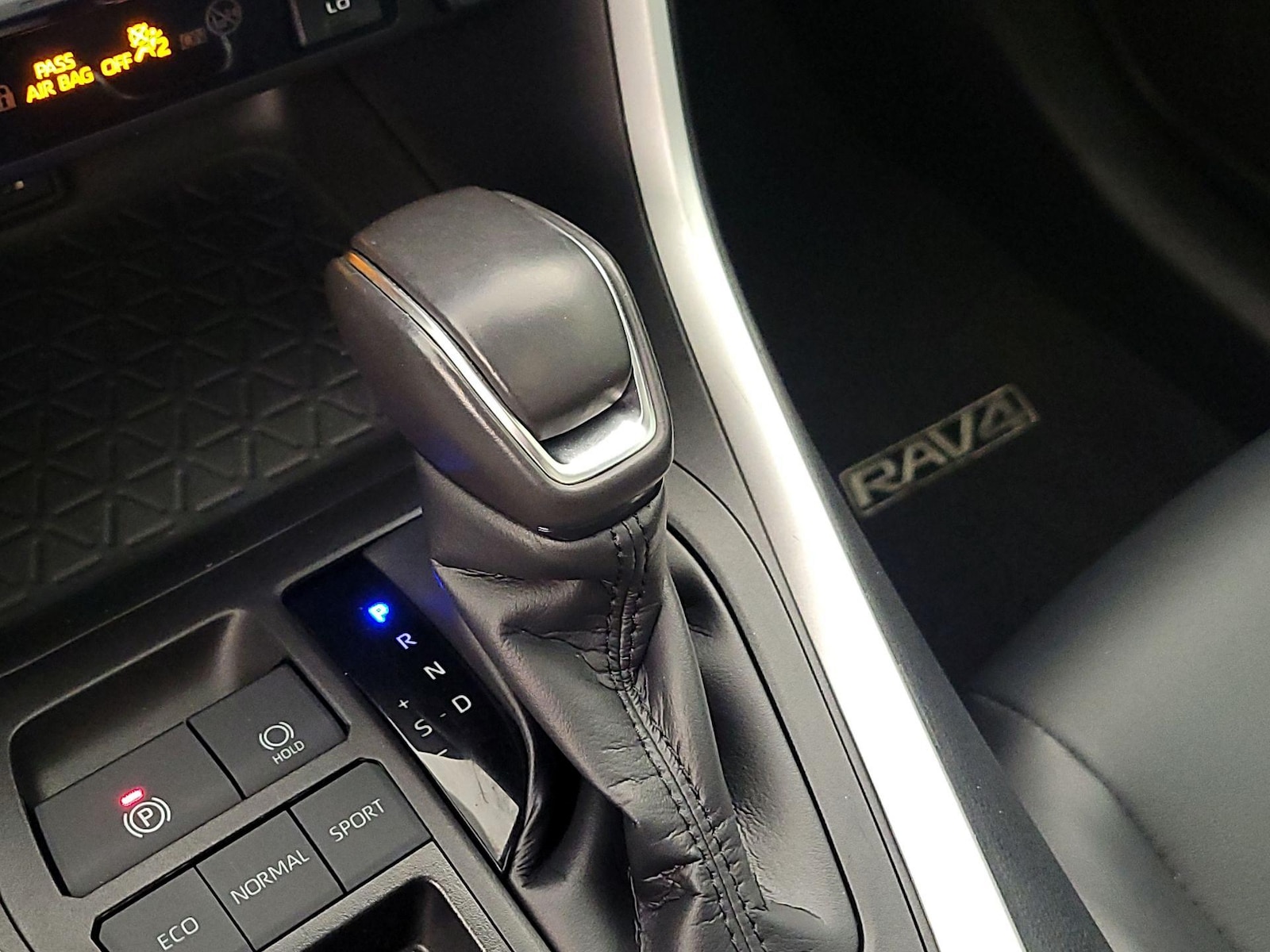 2024 Toyota RAV4 XLE Premium - Photo 18