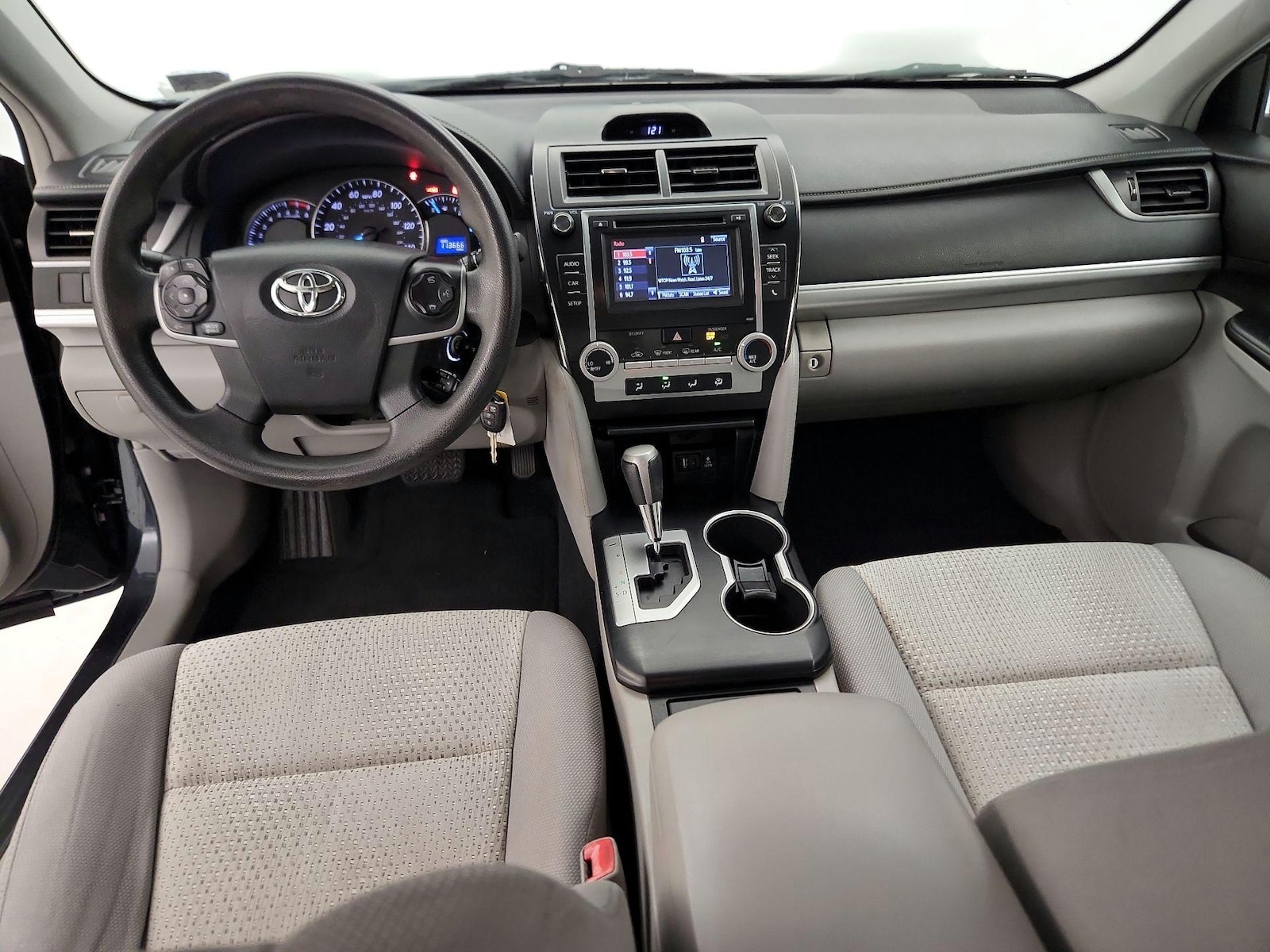 2014 Toyota Camry LE - Photo 10