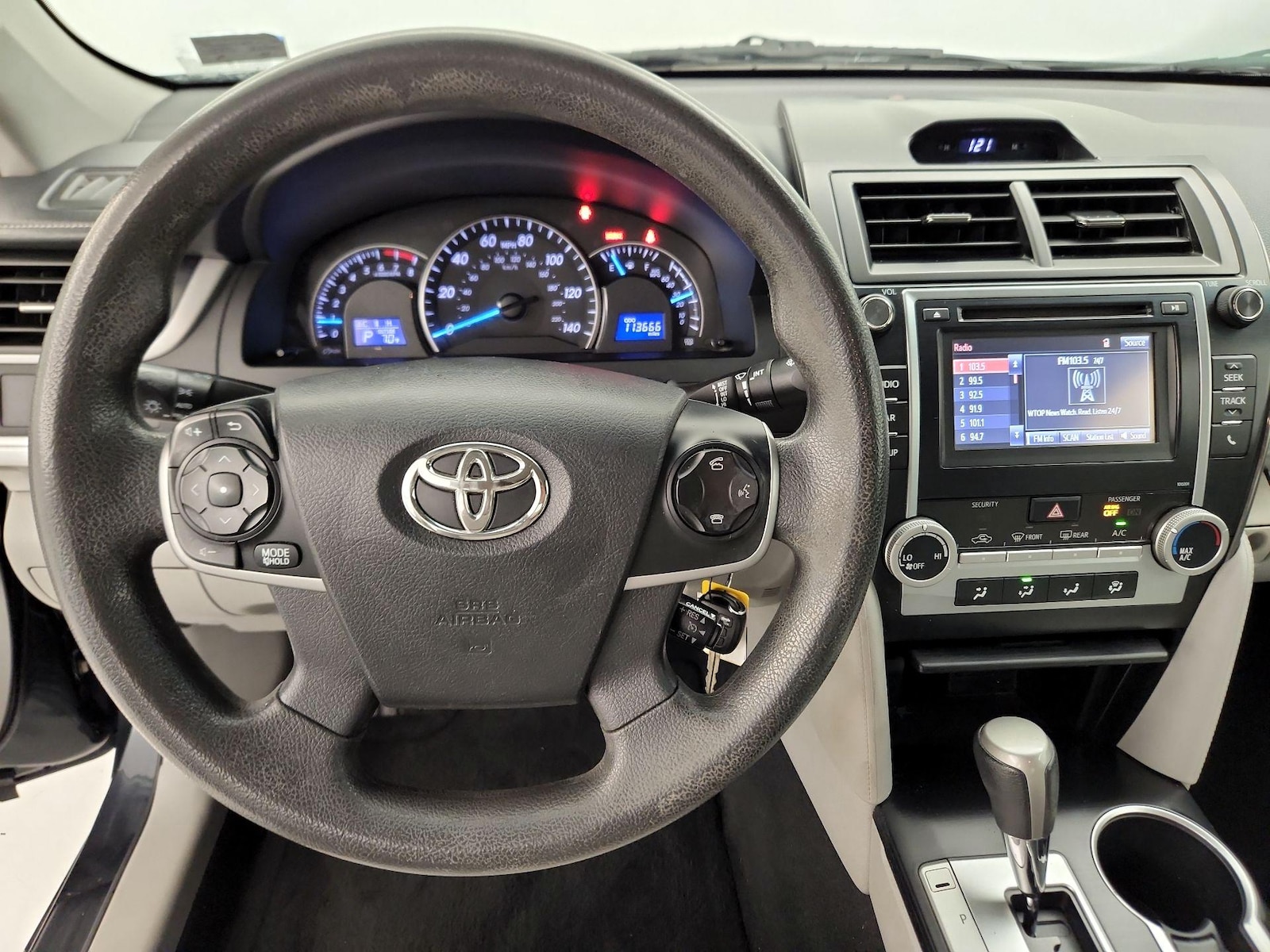2014 Toyota Camry LE - Photo 11