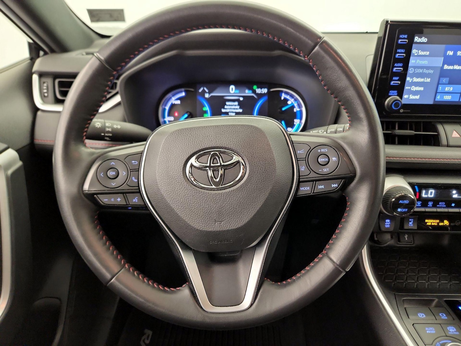 2021 Toyota RAV4 SE - Photo 11
