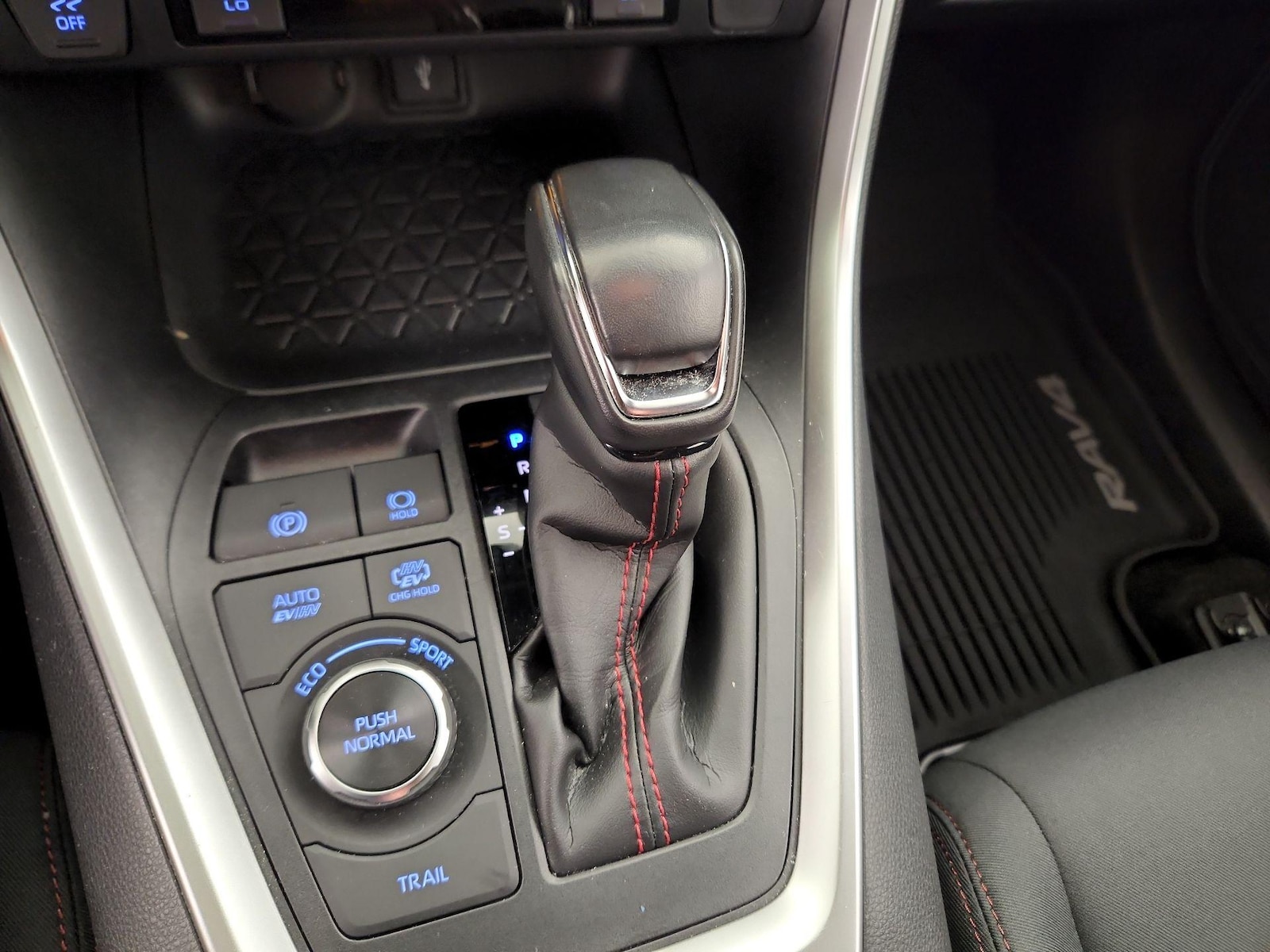 2021 Toyota RAV4 SE - Photo 18