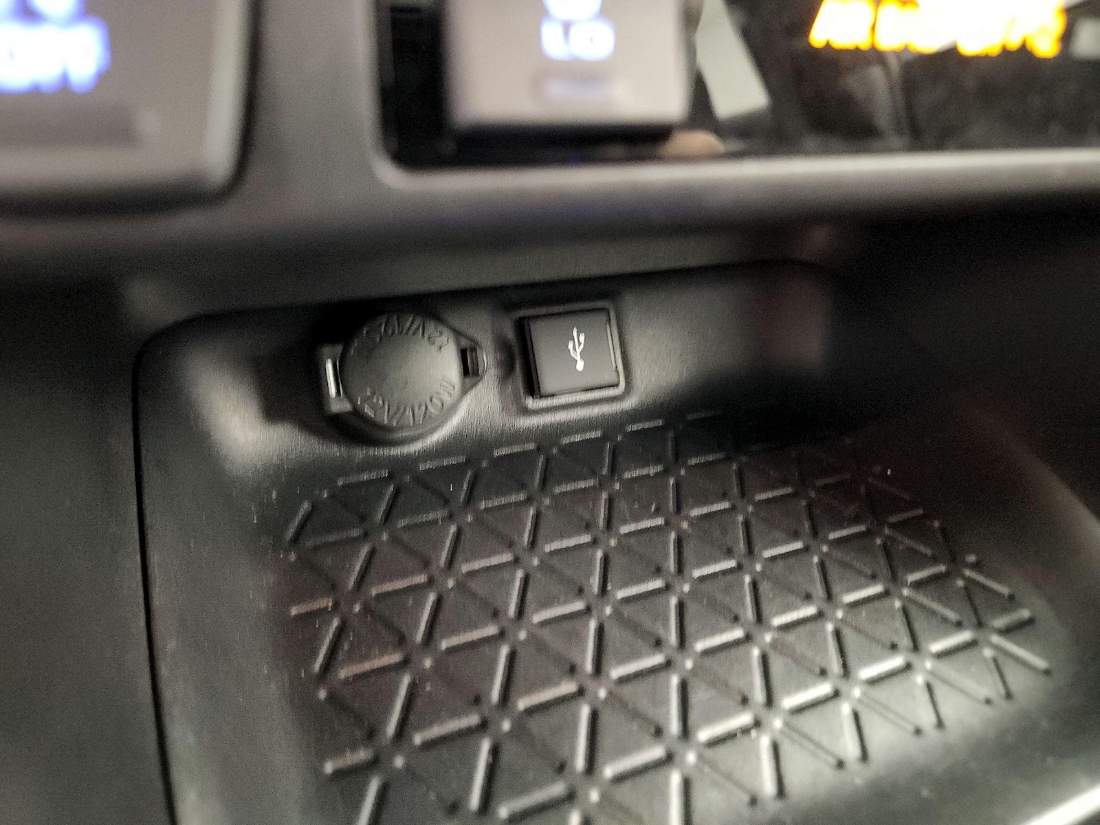 2021 Toyota RAV4 SE - Photo 19