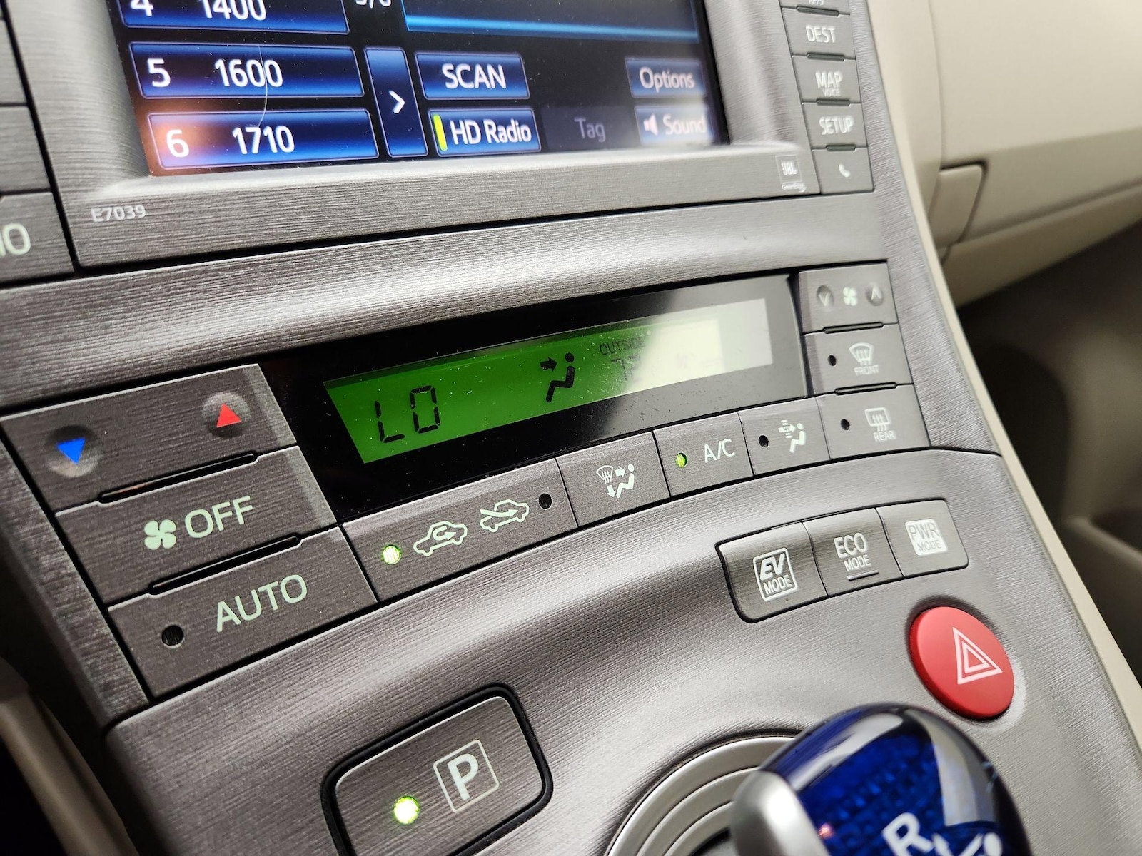 2015 Toyota Prius Five - Photo 17