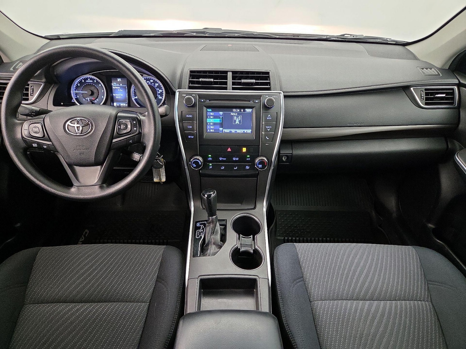 2017 Toyota Camry LE - Photo 10
