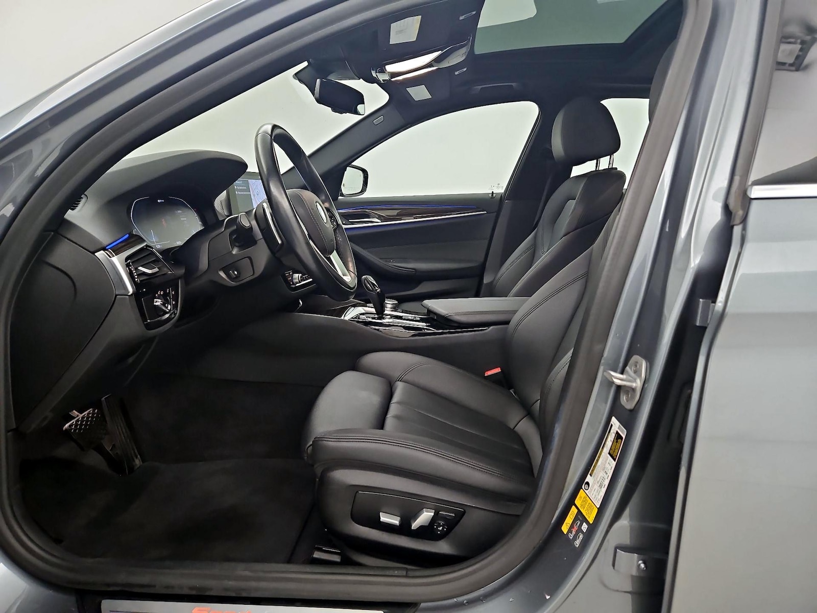 2020 BMW 5 Series 530e - Photo 12