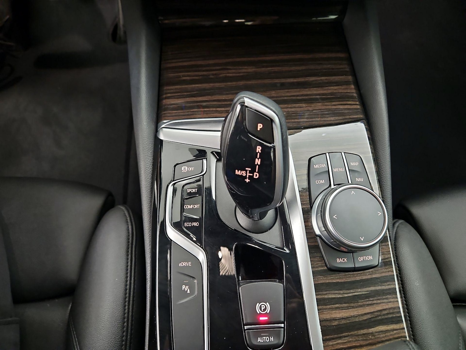 2020 BMW 5 Series 530e - Photo 19