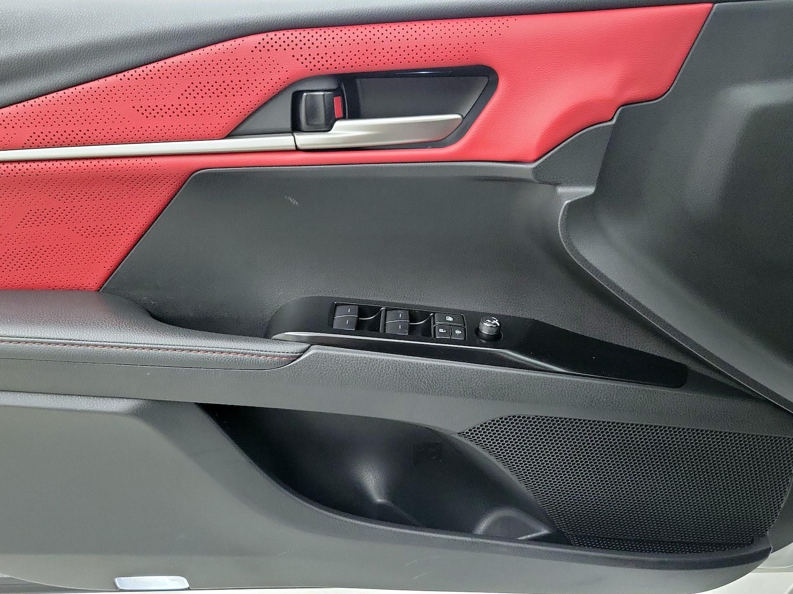 2025 Toyota Camry XSE - Photo 13