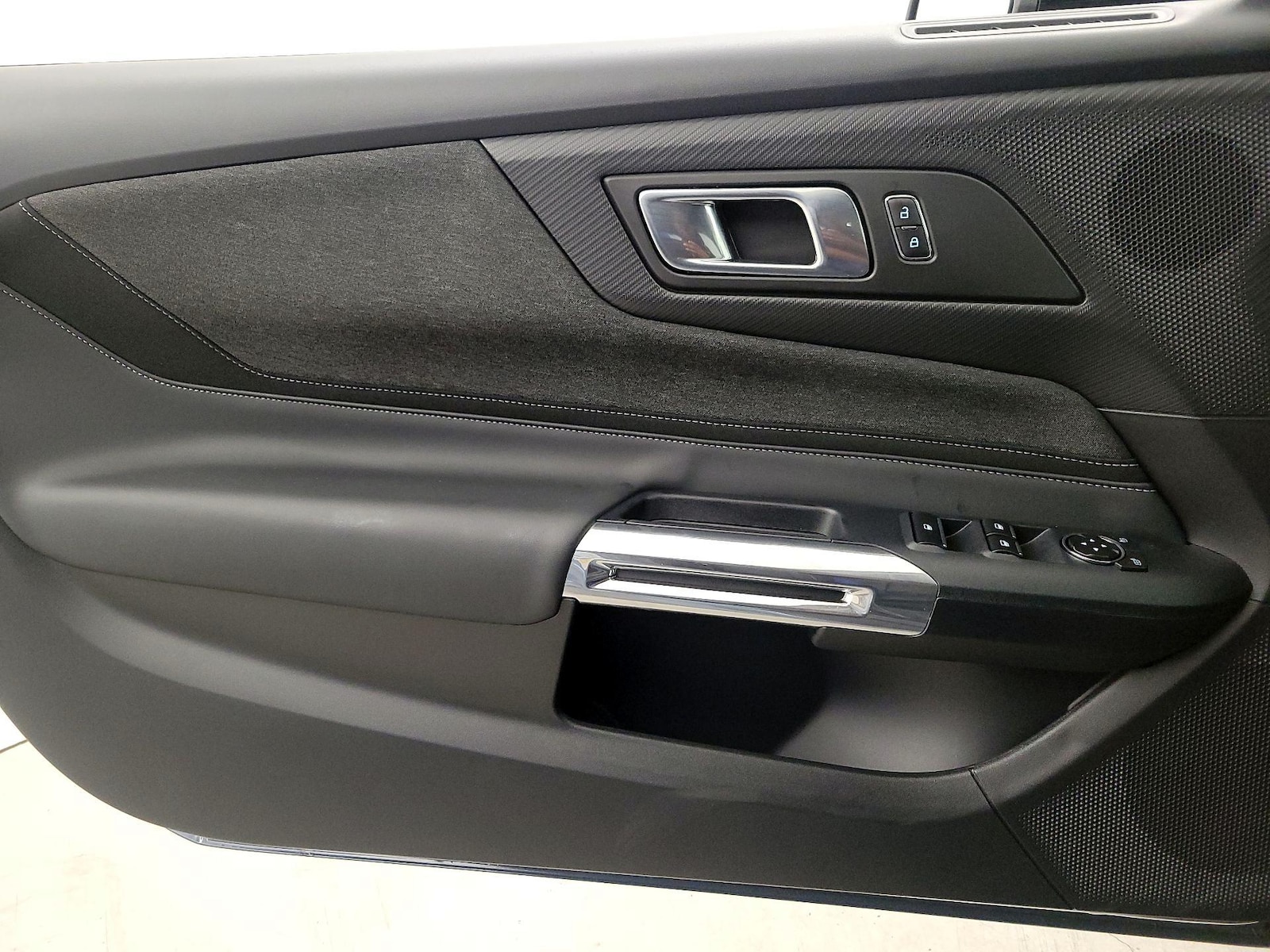 2025 Ford Mustang EcoBoost - Photo 11