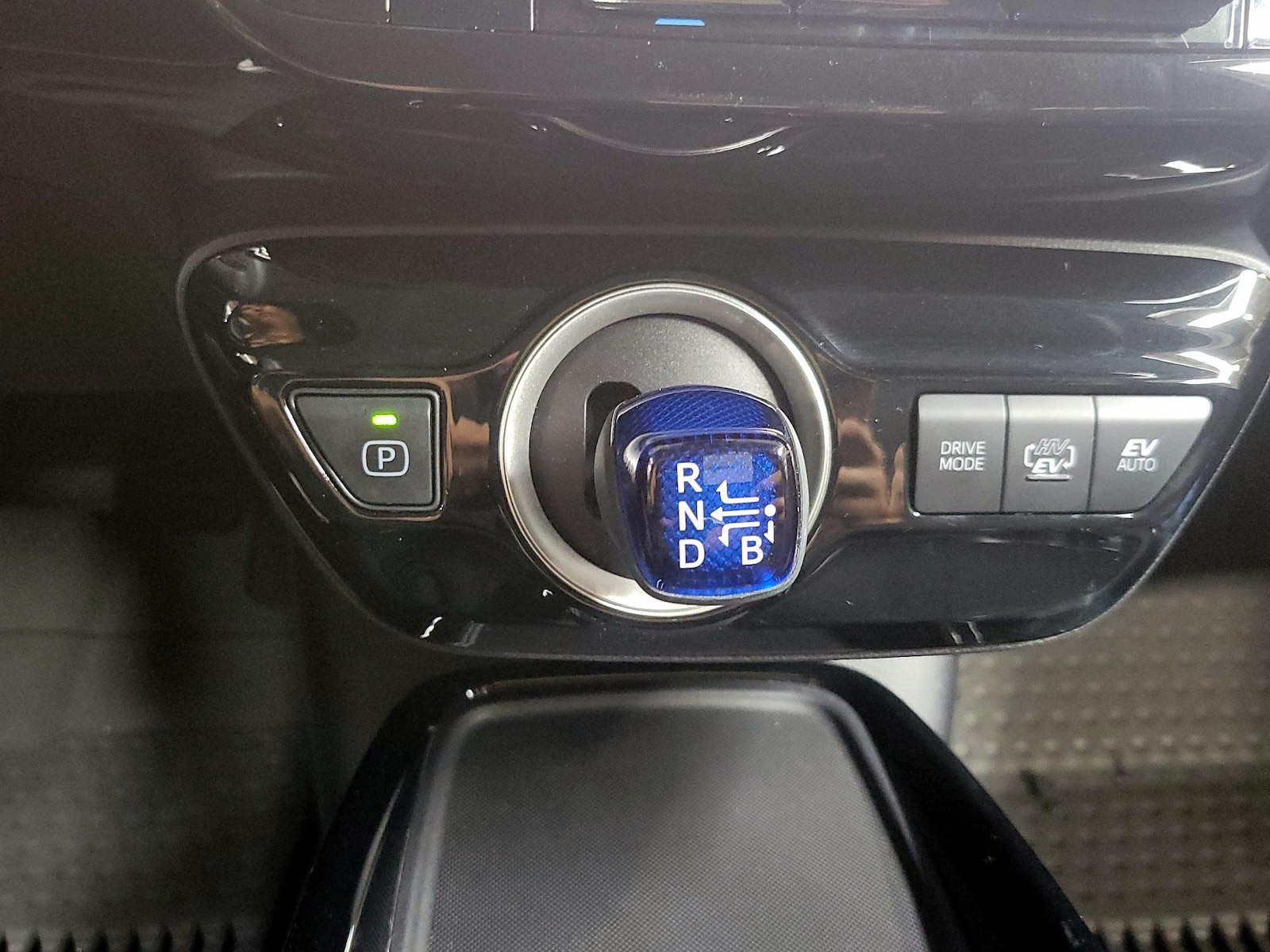 2022 Toyota Prius Prime LE - Photo 18