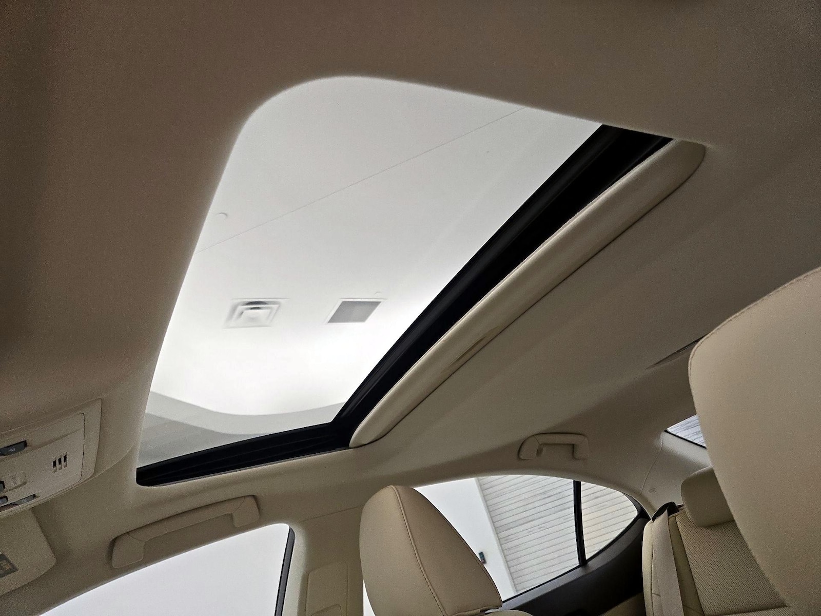 Sunroof(s) & Overhead Airbags