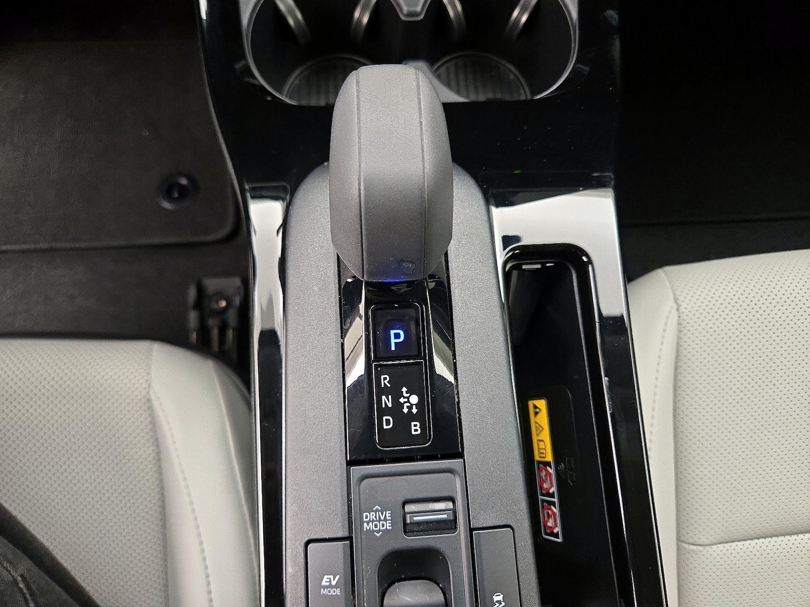 2024 Toyota Prius XLE - Photo 18
