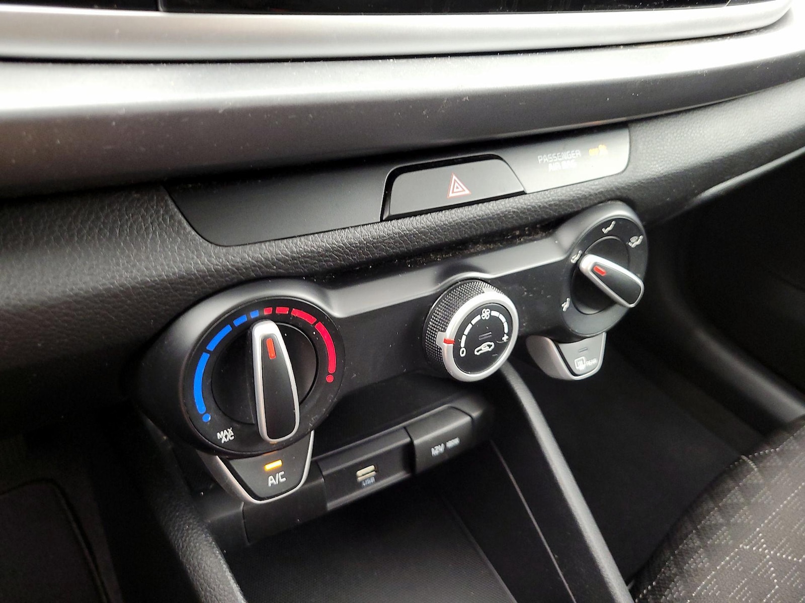 2023 Kia Rio LX - Photo 17