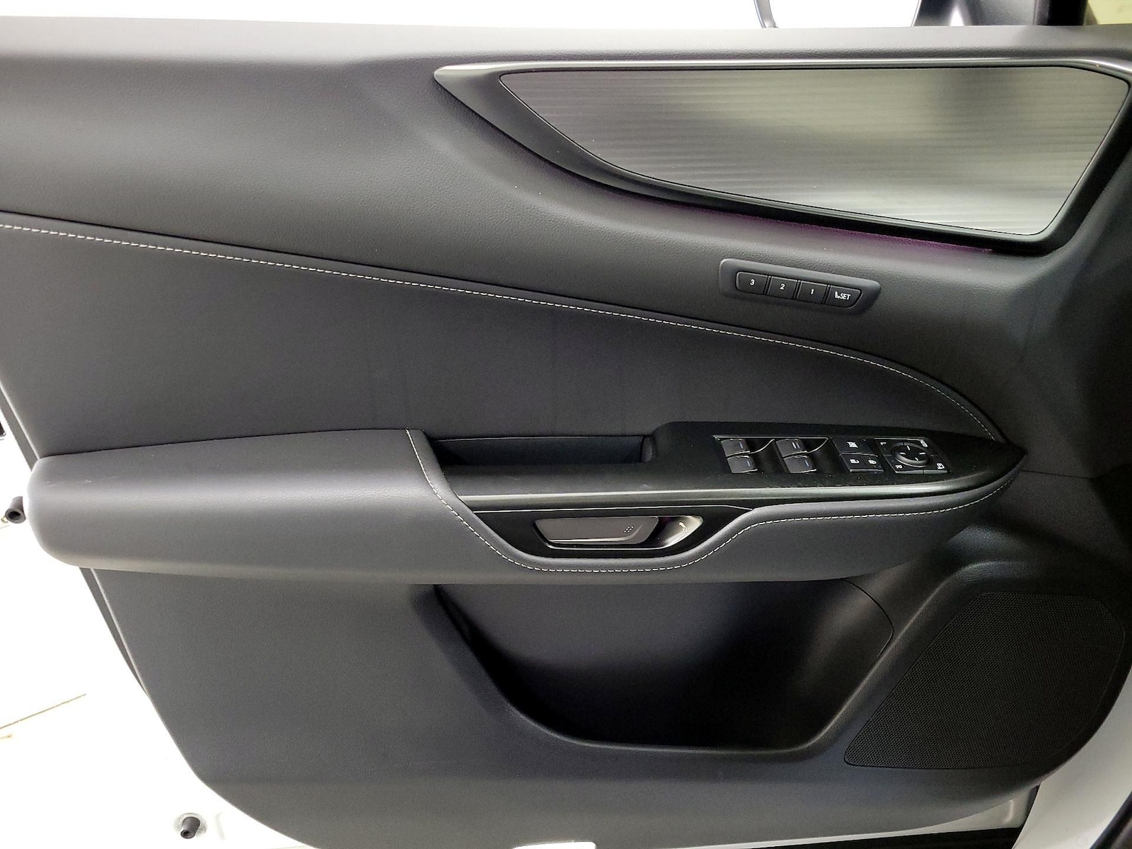 2024 Lexus NX PHEV 450h+ - Photo 13