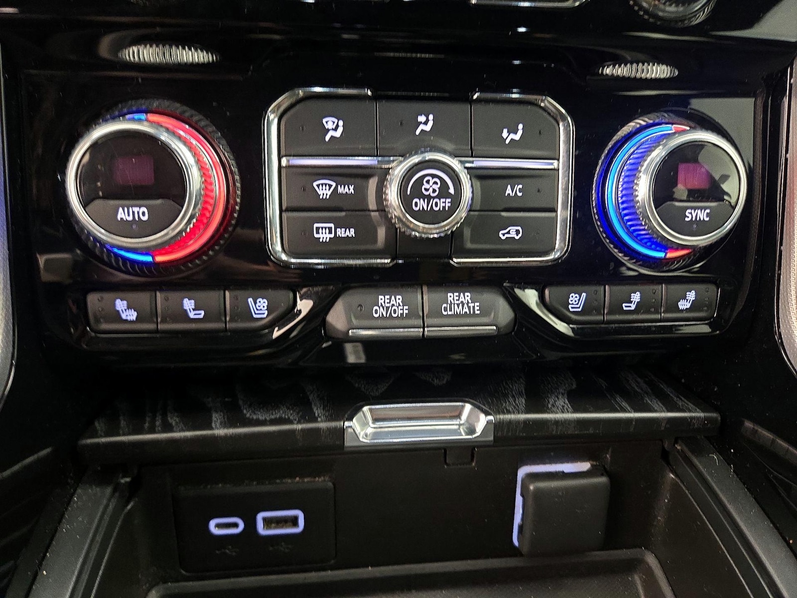 2022 GMC Yukon Denali - Photo 18