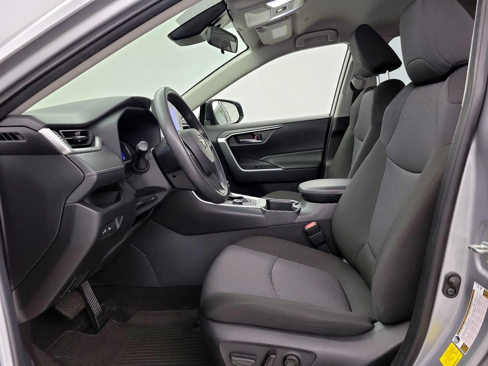 2025 Toyota RAV4 XLE - Photo 12