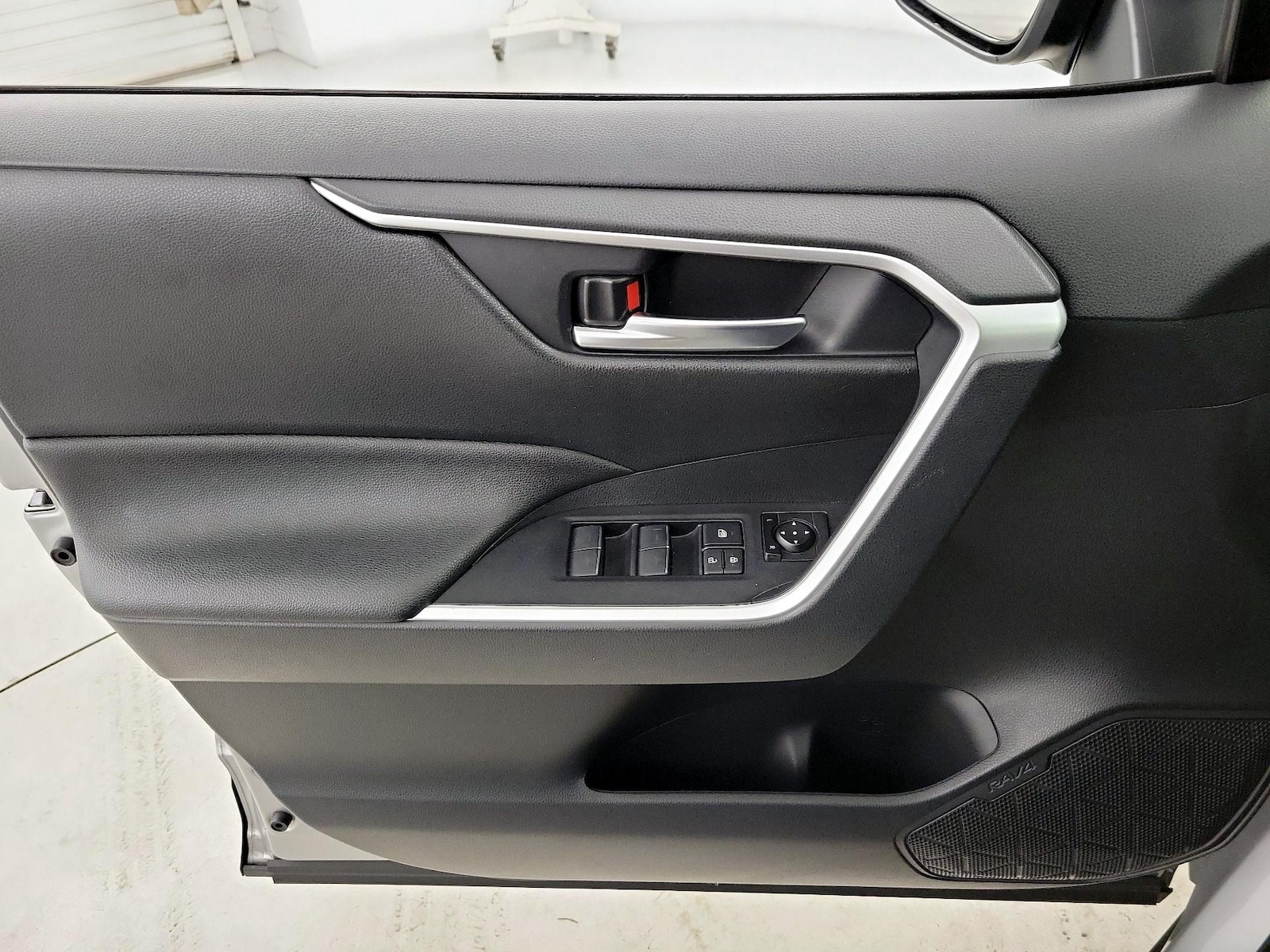 2025 Toyota RAV4 XLE - Photo 13