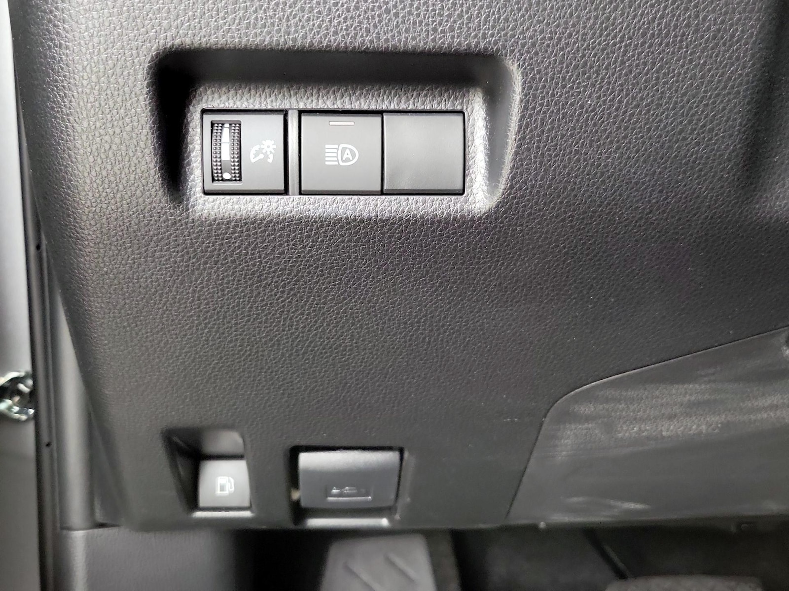 2025 Toyota RAV4 XLE - Photo 14
