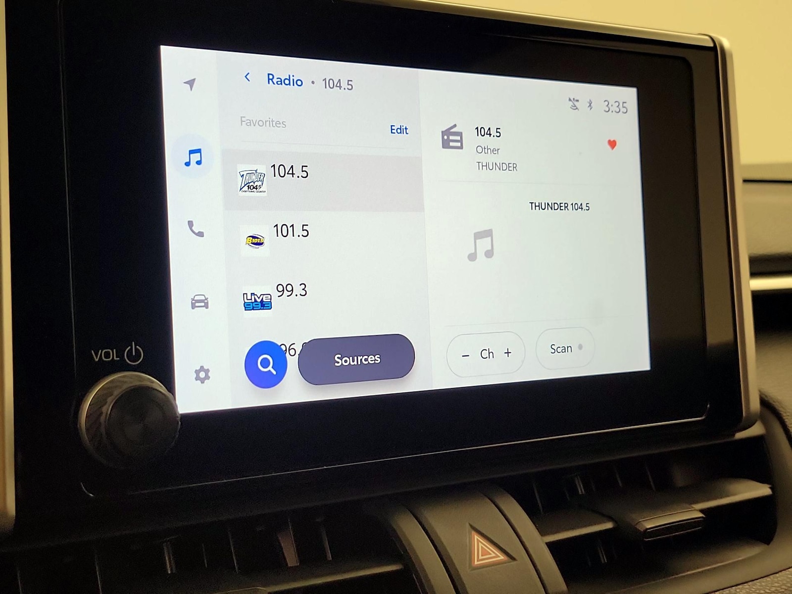 2025 Toyota RAV4 XLE - Photo 16