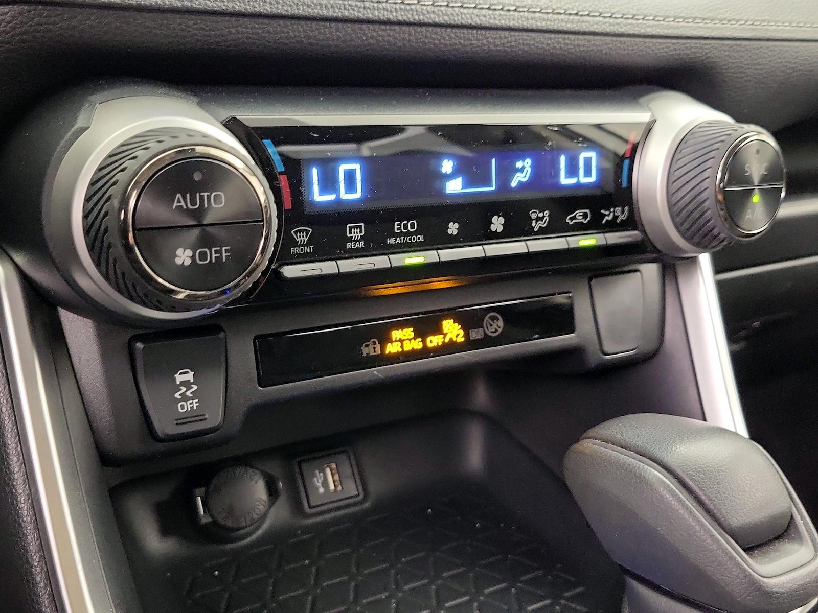 2025 Toyota RAV4 XLE - Photo 17