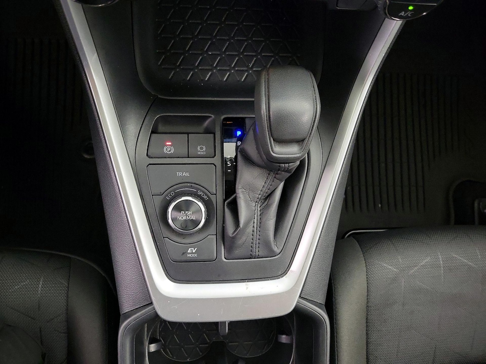 2025 Toyota RAV4 XLE - Photo 18