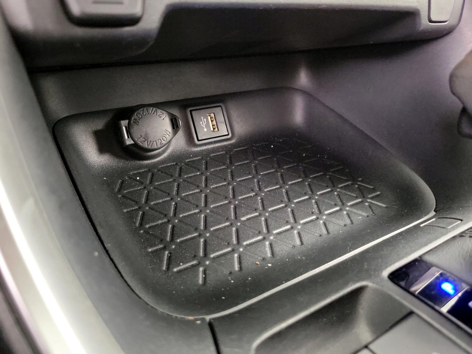 2025 Toyota RAV4 XLE - Photo 19