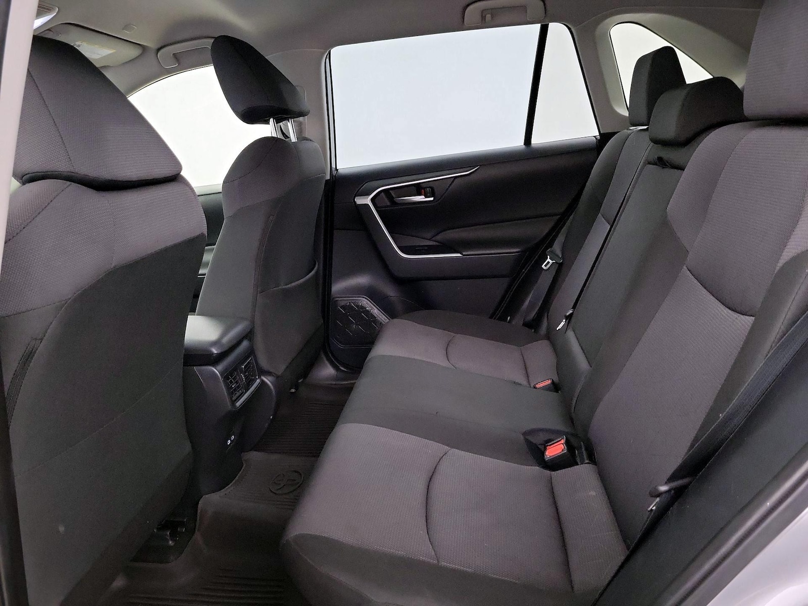 2025 Toyota RAV4 XLE - Photo 20
