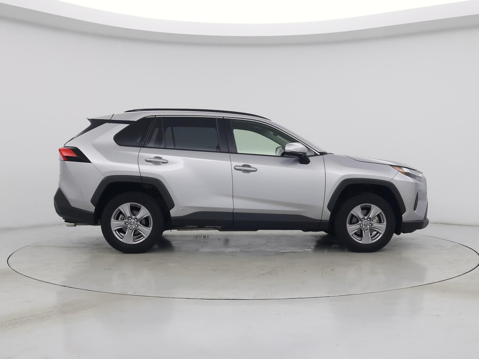 2025 Toyota RAV4 XLE - Photo 8