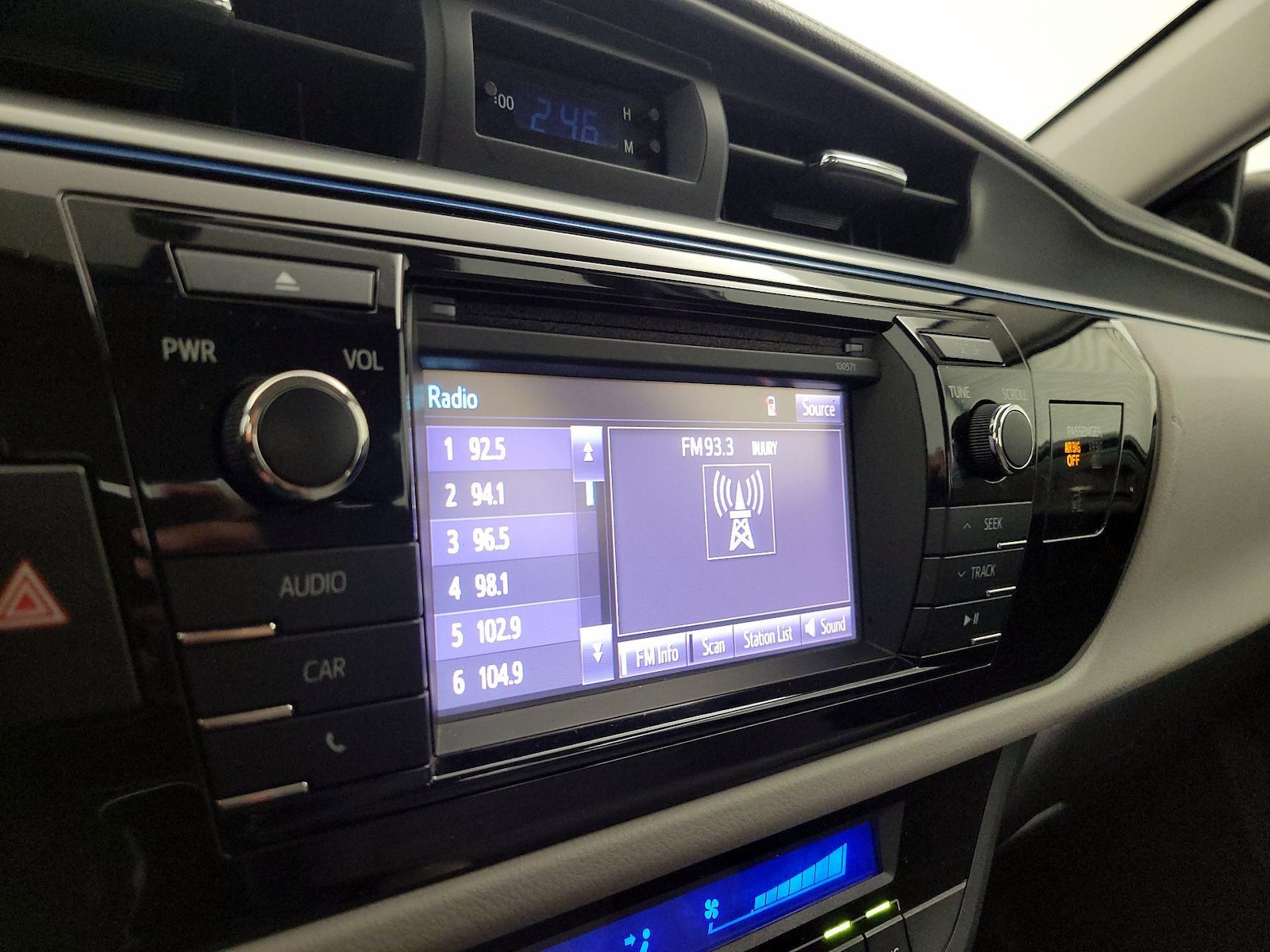 2016 Toyota Corolla LE - Photo 16