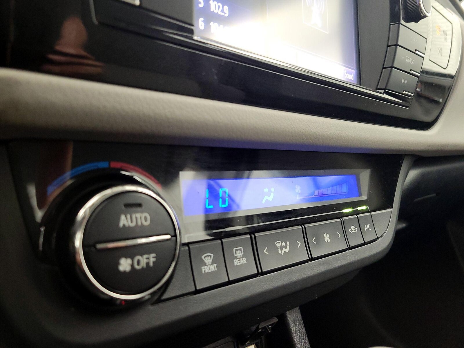 2016 Toyota Corolla LE - Photo 17