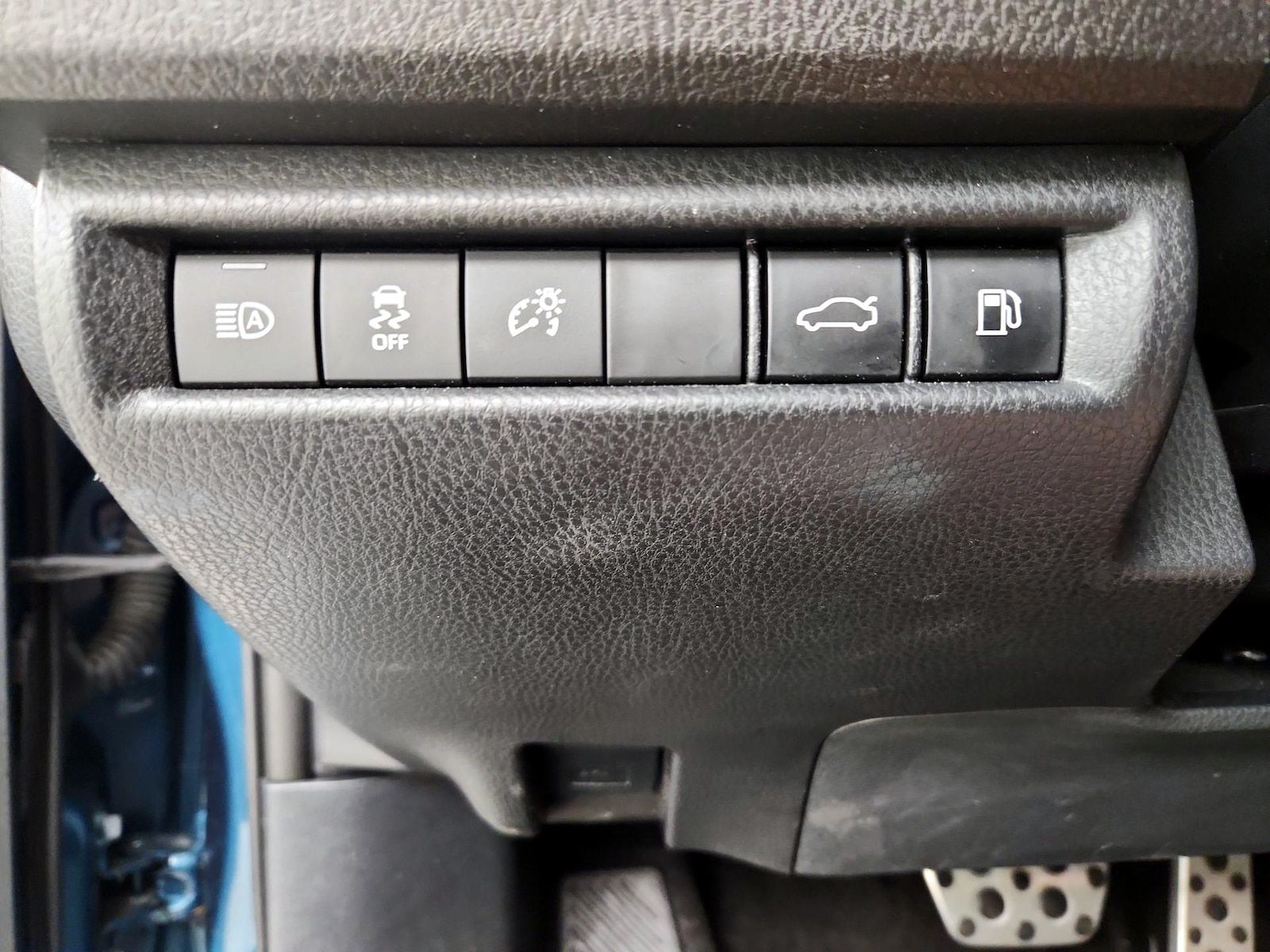 2025 Toyota Camry SE - Photo 14